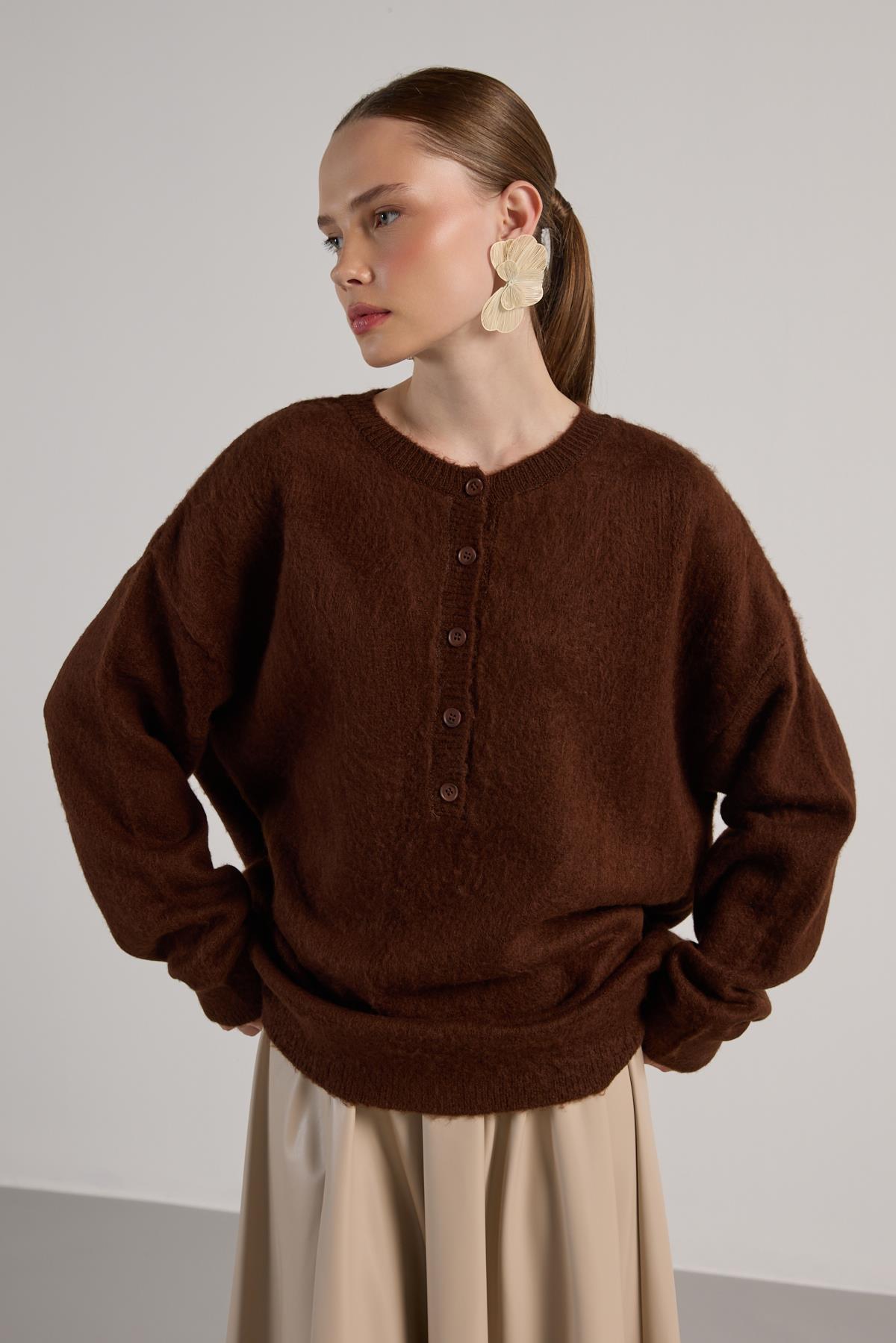 Kadın Kahve Düğme Detaylı Oversize Yumoş Kazak 30031