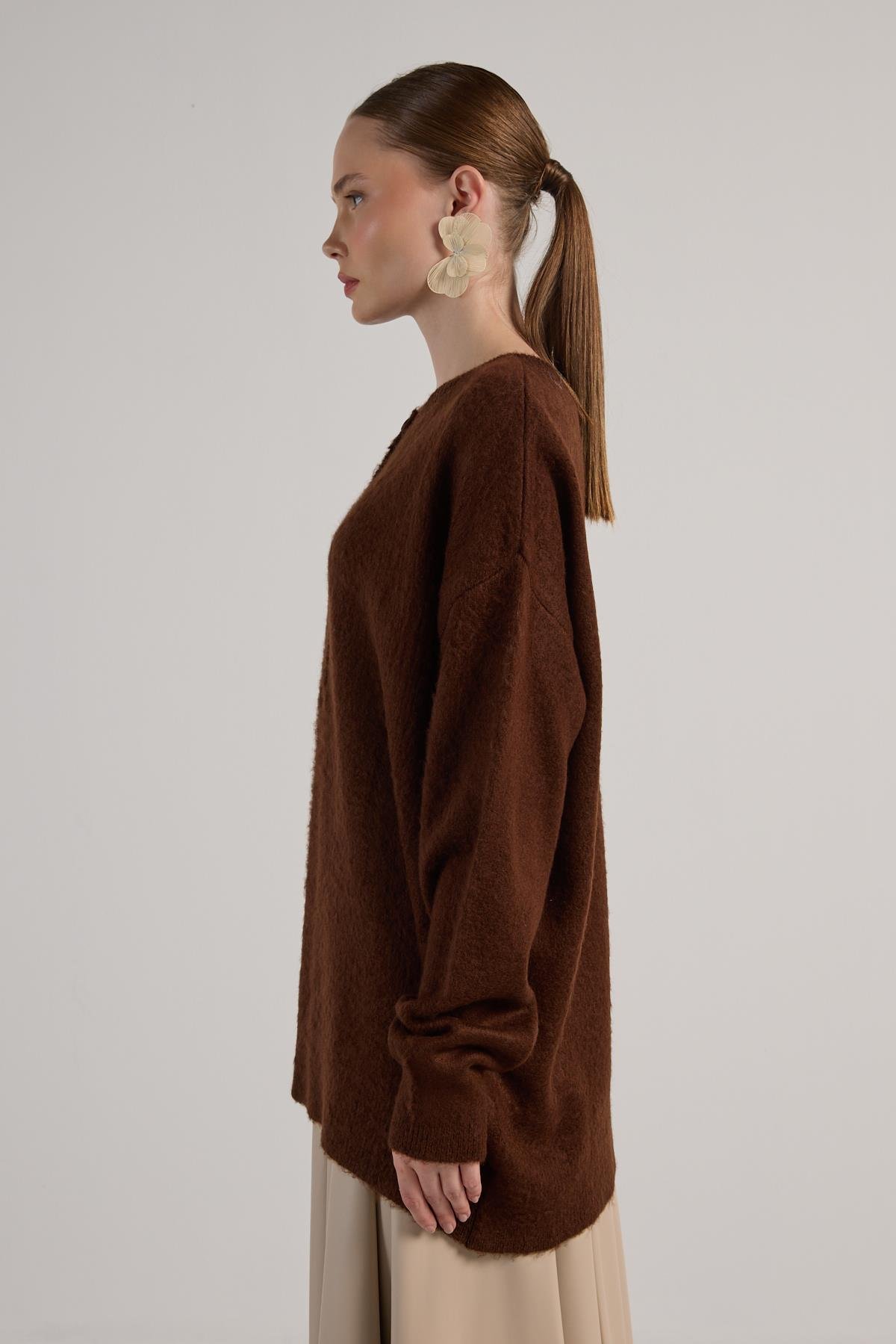 Kadın Kahve Düğme Detaylı Oversize Yumoş Kazak 30031