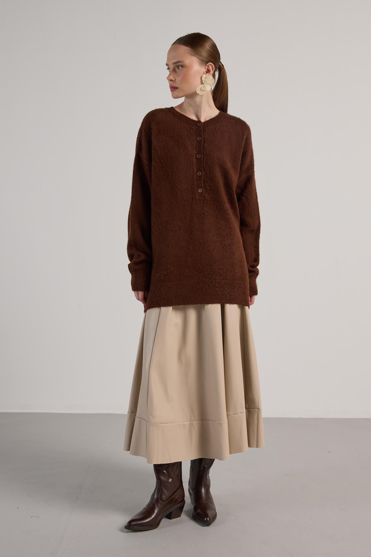 Kadın Kahve Düğme Detaylı Oversize Yumoş Kazak 30031