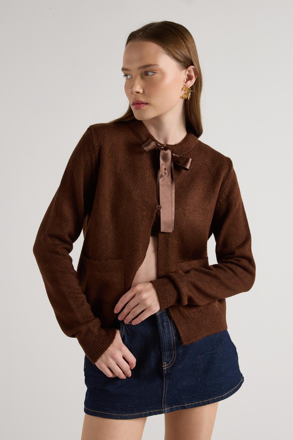 Kadın Kahve Kurdela Detaylı Kısa Tasarım Hırka 30034