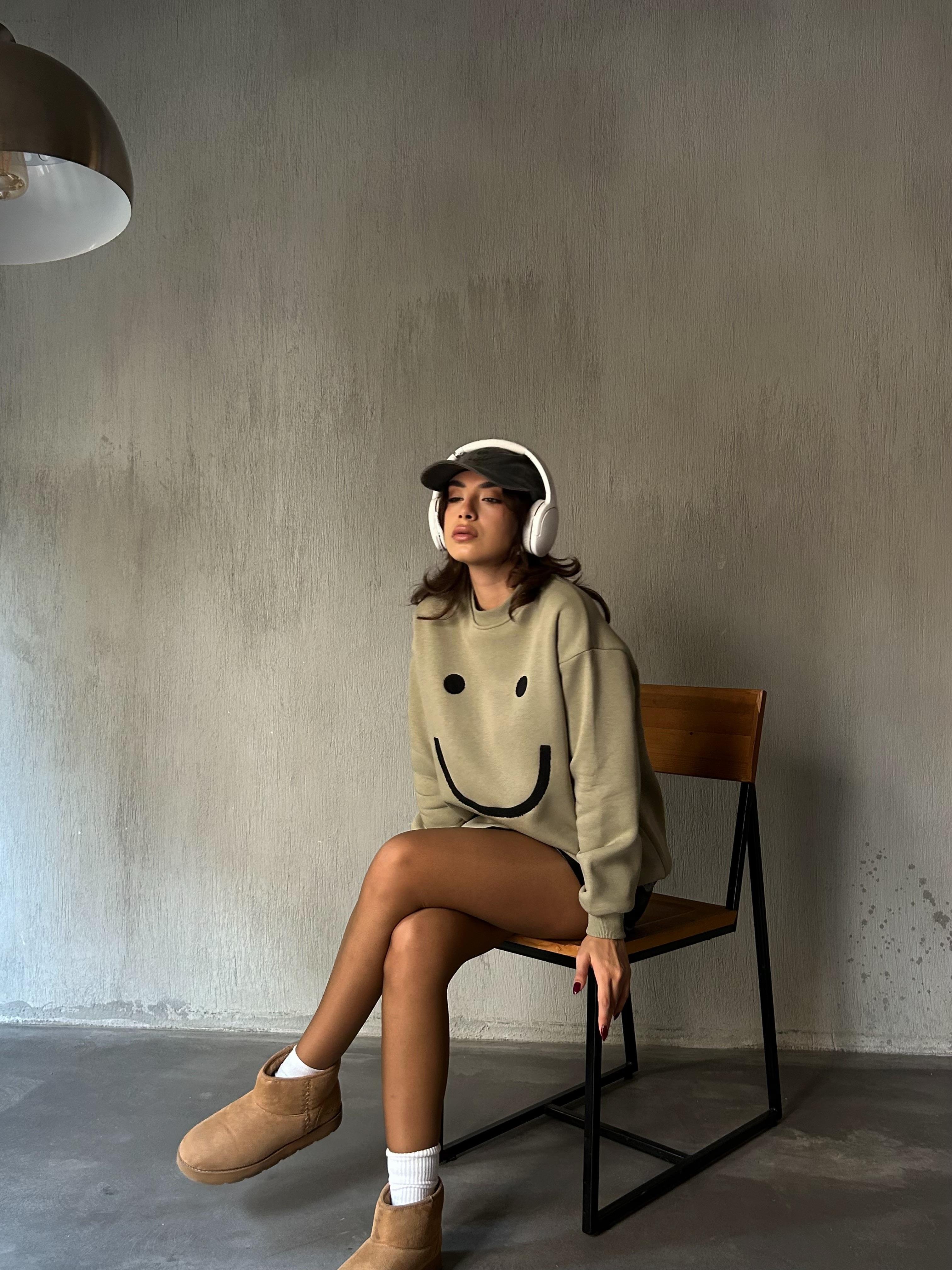 Kadın Küf Yeşili Smile Süzene Nakışlı 3 İplik Şardonlu Geniş Kesim Sweatshirt 28313