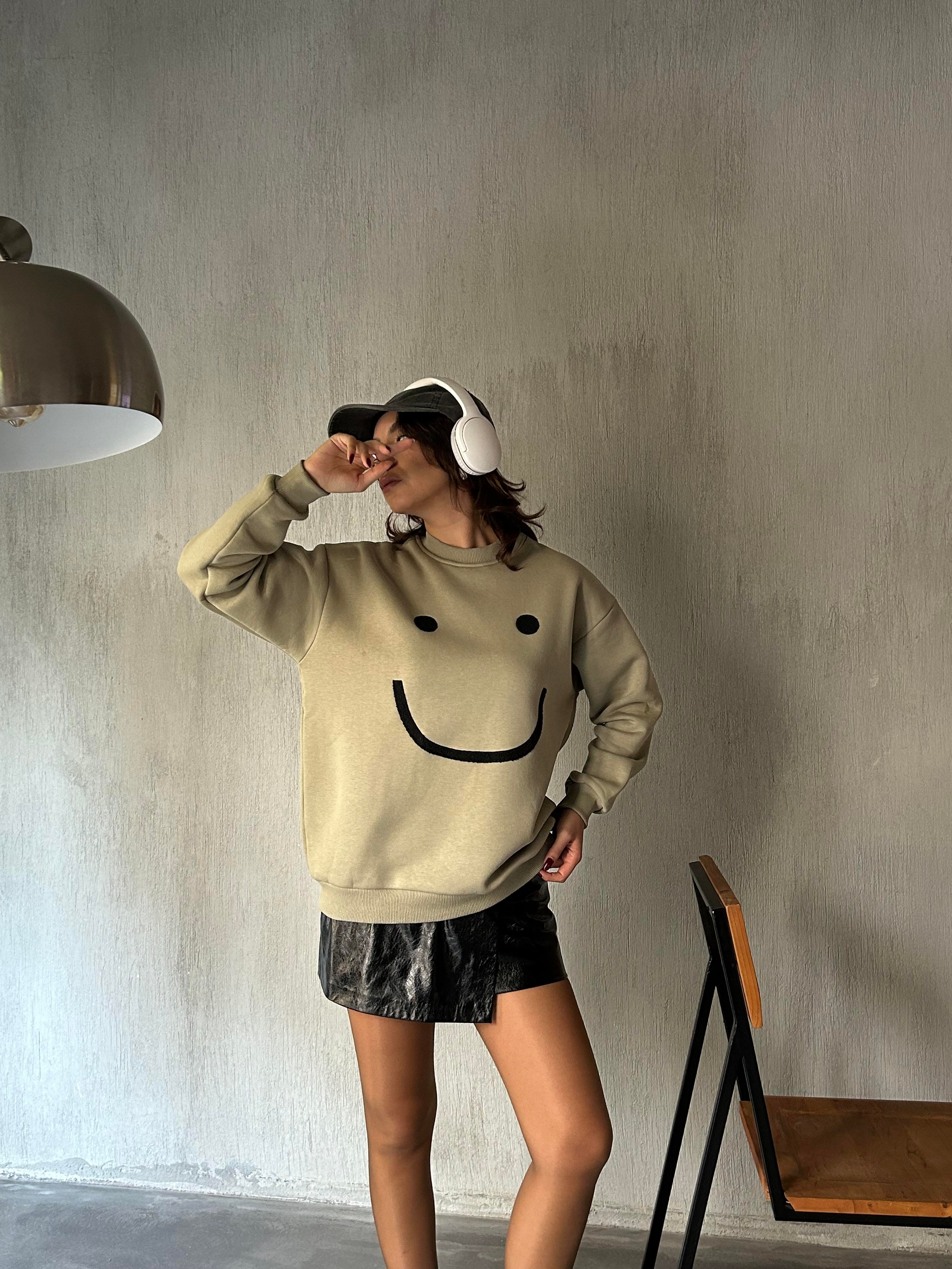 Kadın Küf Yeşili Smile Süzene Nakışlı 3 İplik Şardonlu Geniş Kesim Sweatshirt 28313