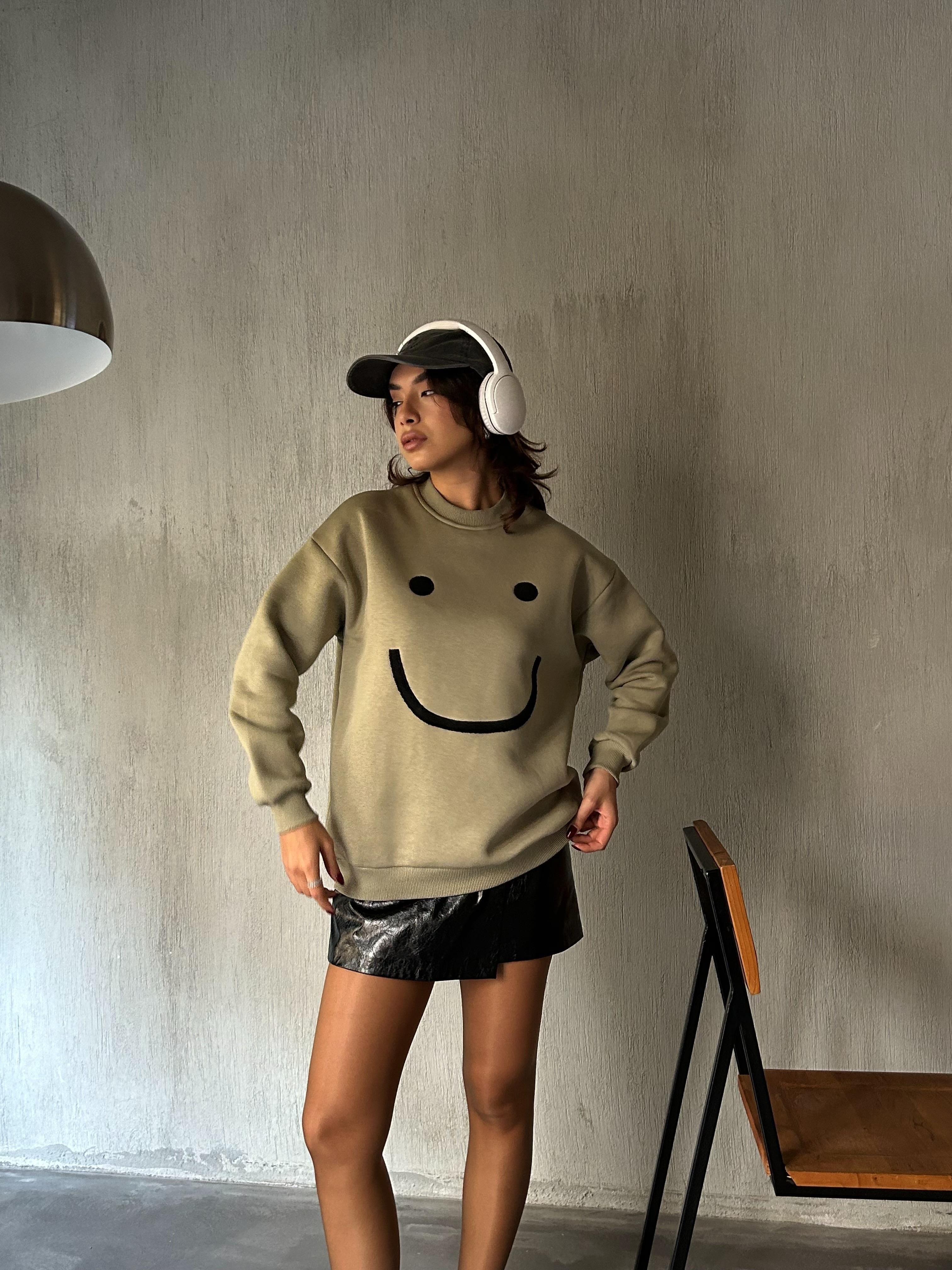 Kadın Küf Yeşili Smile Süzene Nakışlı 3 İplik Şardonlu Geniş Kesim Sweatshirt 28313