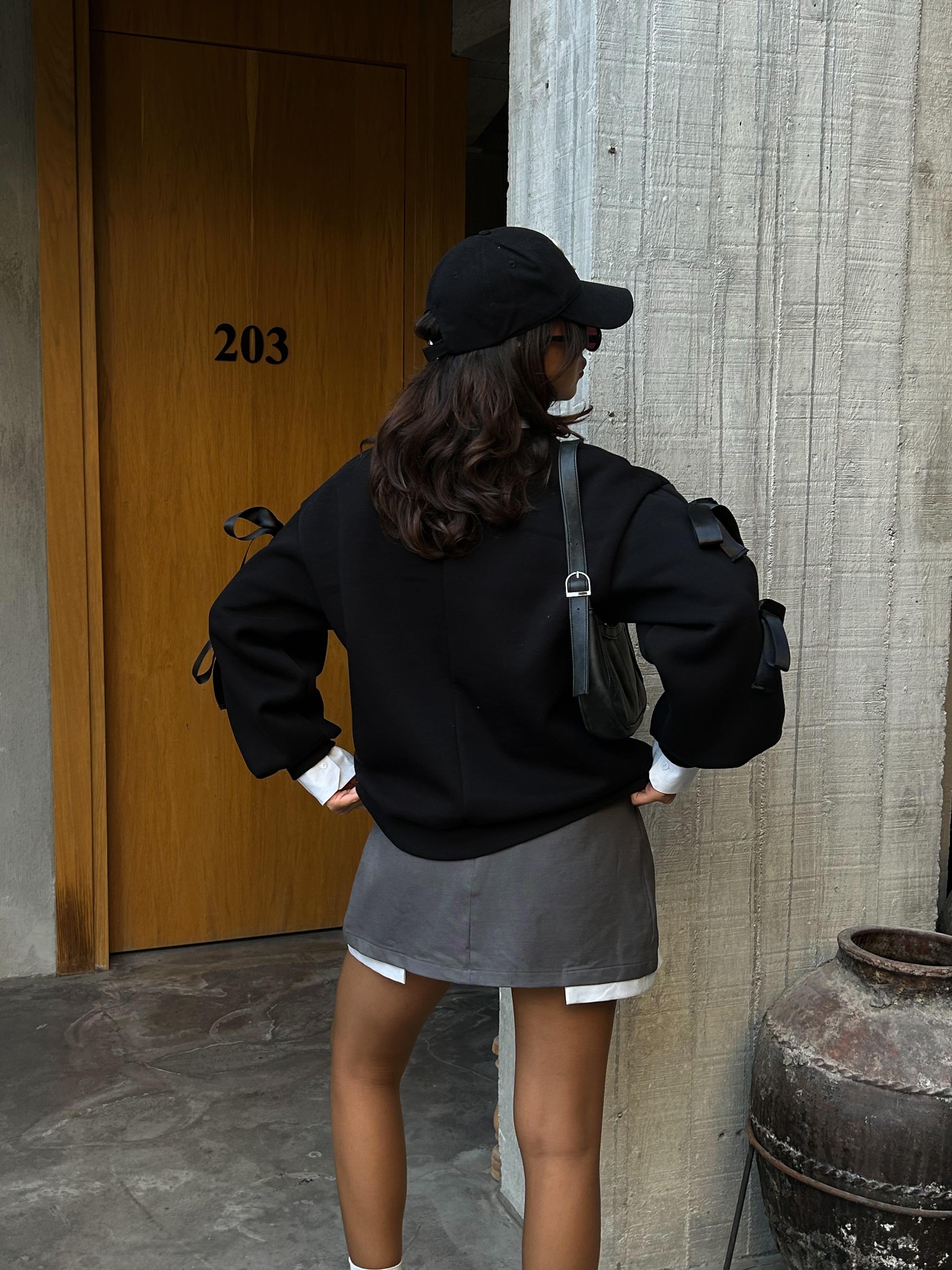 Kadın Siyah 3 İplik Şardonlu Geniş Kesim Kurdele Detaylı Sweatshirt 28318