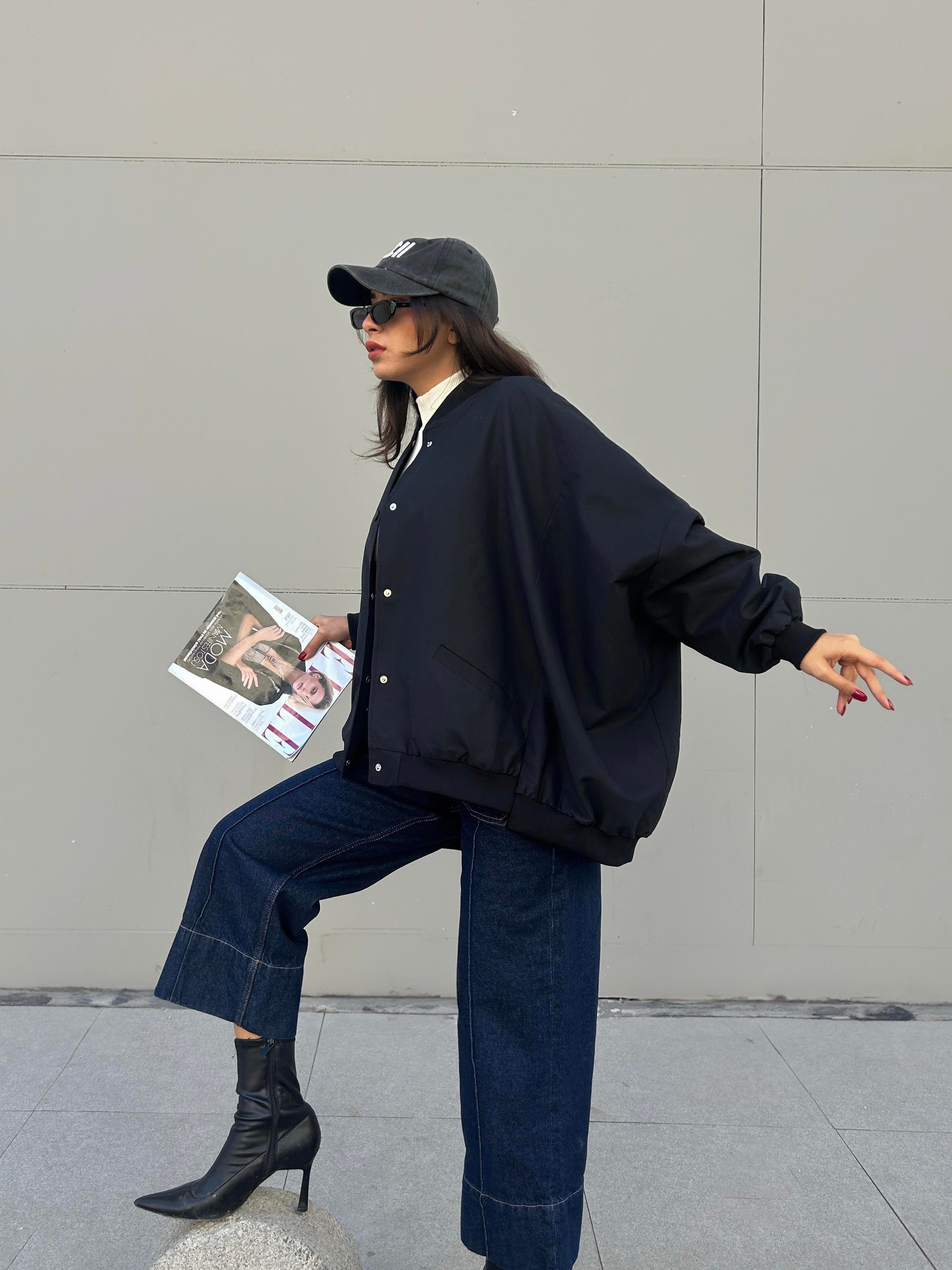 Kadın Siyah Astarlı Oversize Tasarım Trençkot 30050