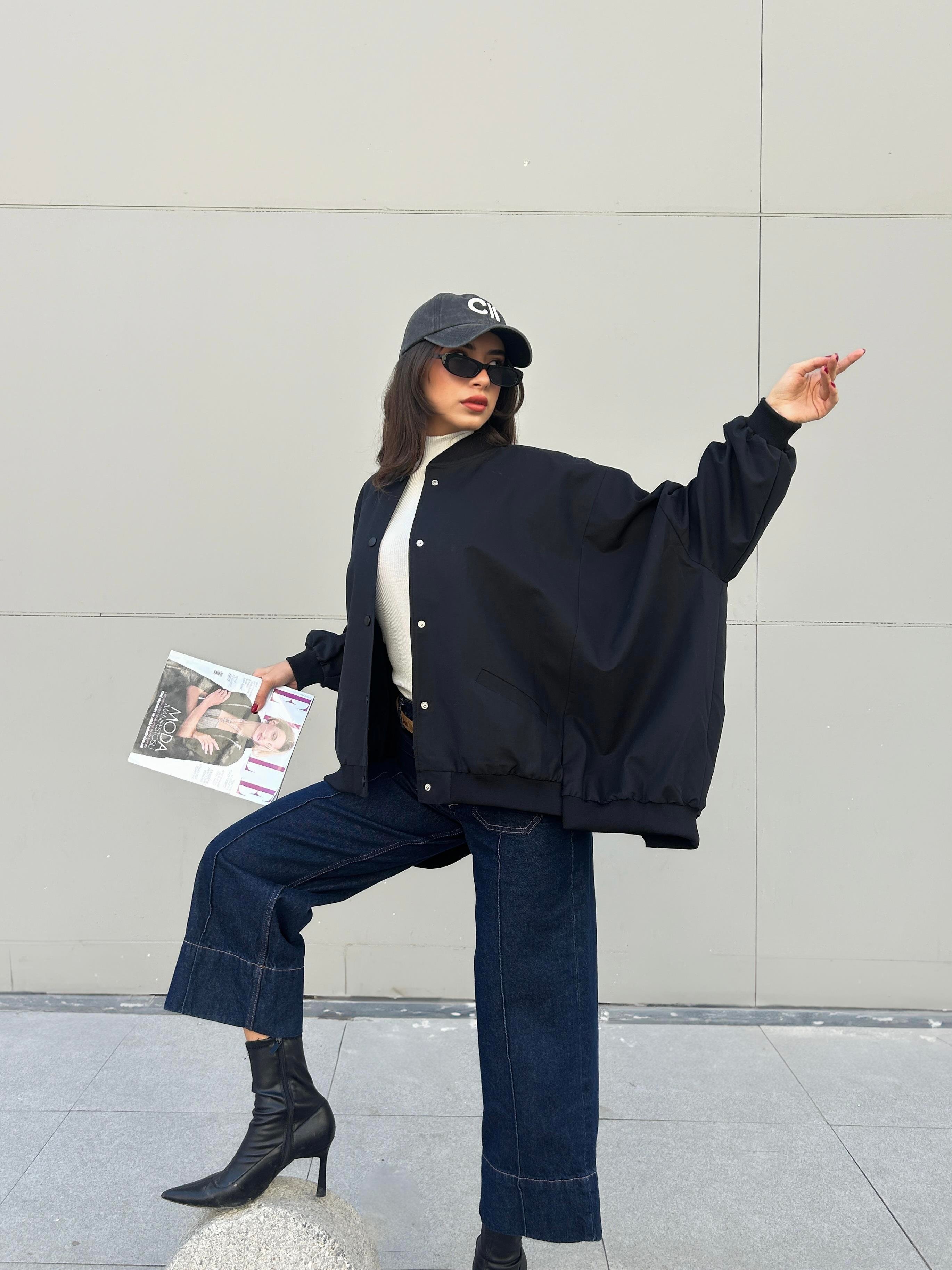 Kadın Siyah Astarlı Oversize Tasarım Trençkot 30050