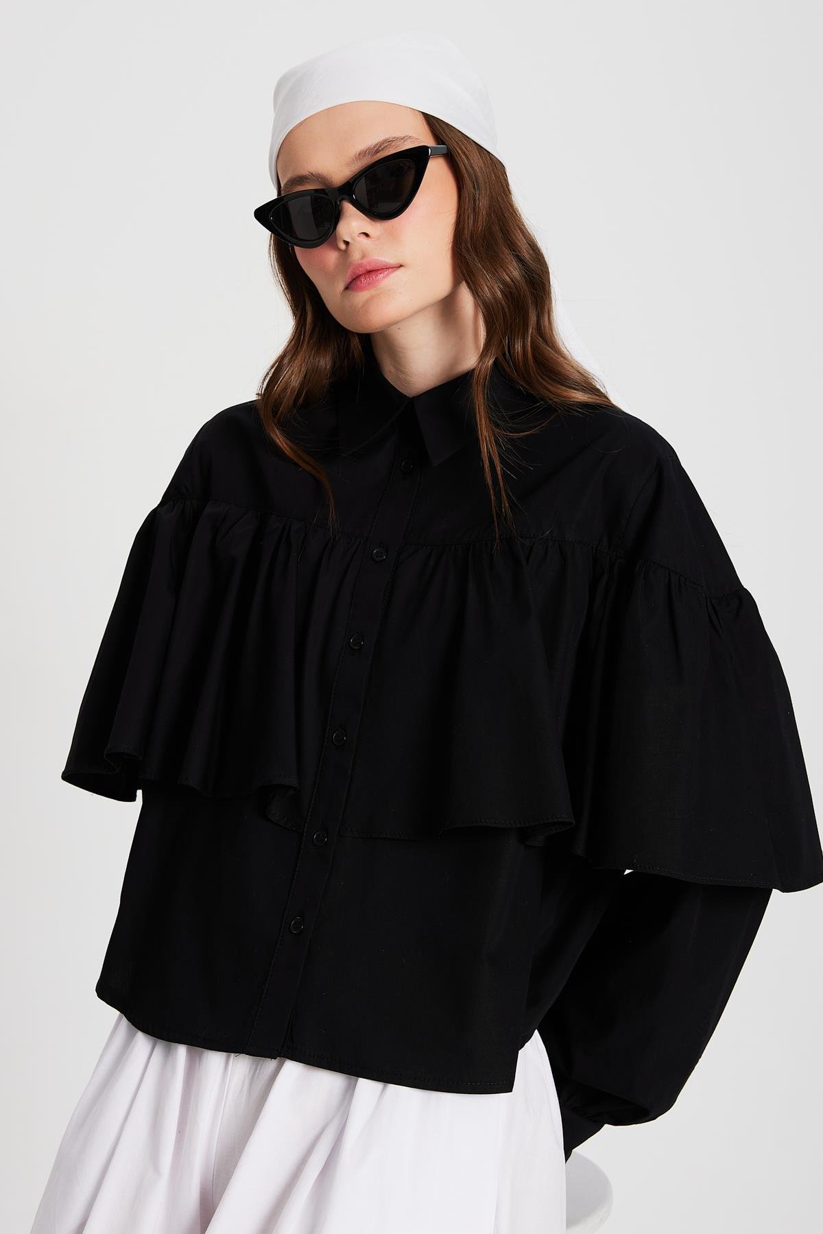 Kadın Siyah Fırfırlı Pamuk Kumaş Geniş Kesim Gömlek 29136