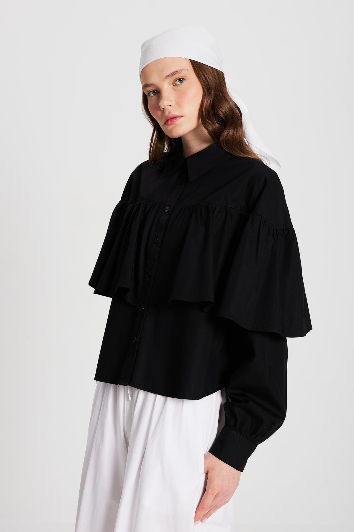 Kadın Siyah Fırfırlı Pamuk Kumaş Geniş Kesim Gömlek 29136