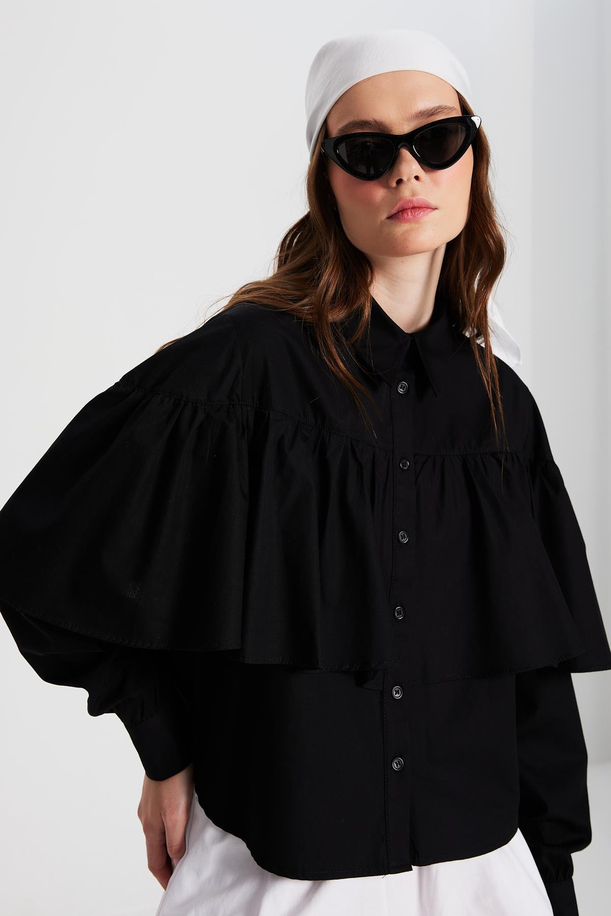Kadın Siyah Fırfırlı Pamuk Kumaş Geniş Kesim Gömlek 29136