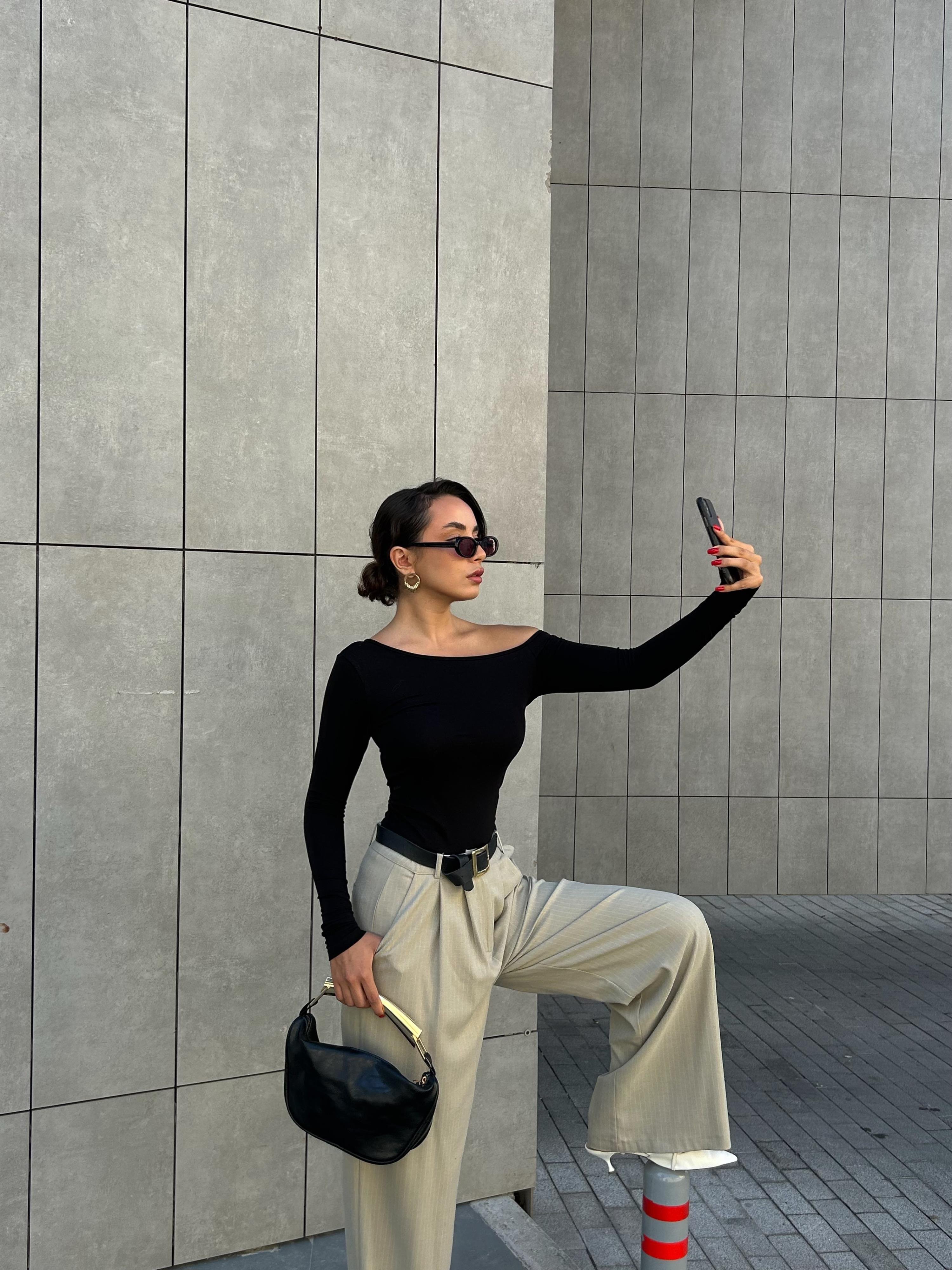 Kadın Siyah Kayık Yaka Pamuk Kumaş Bluz