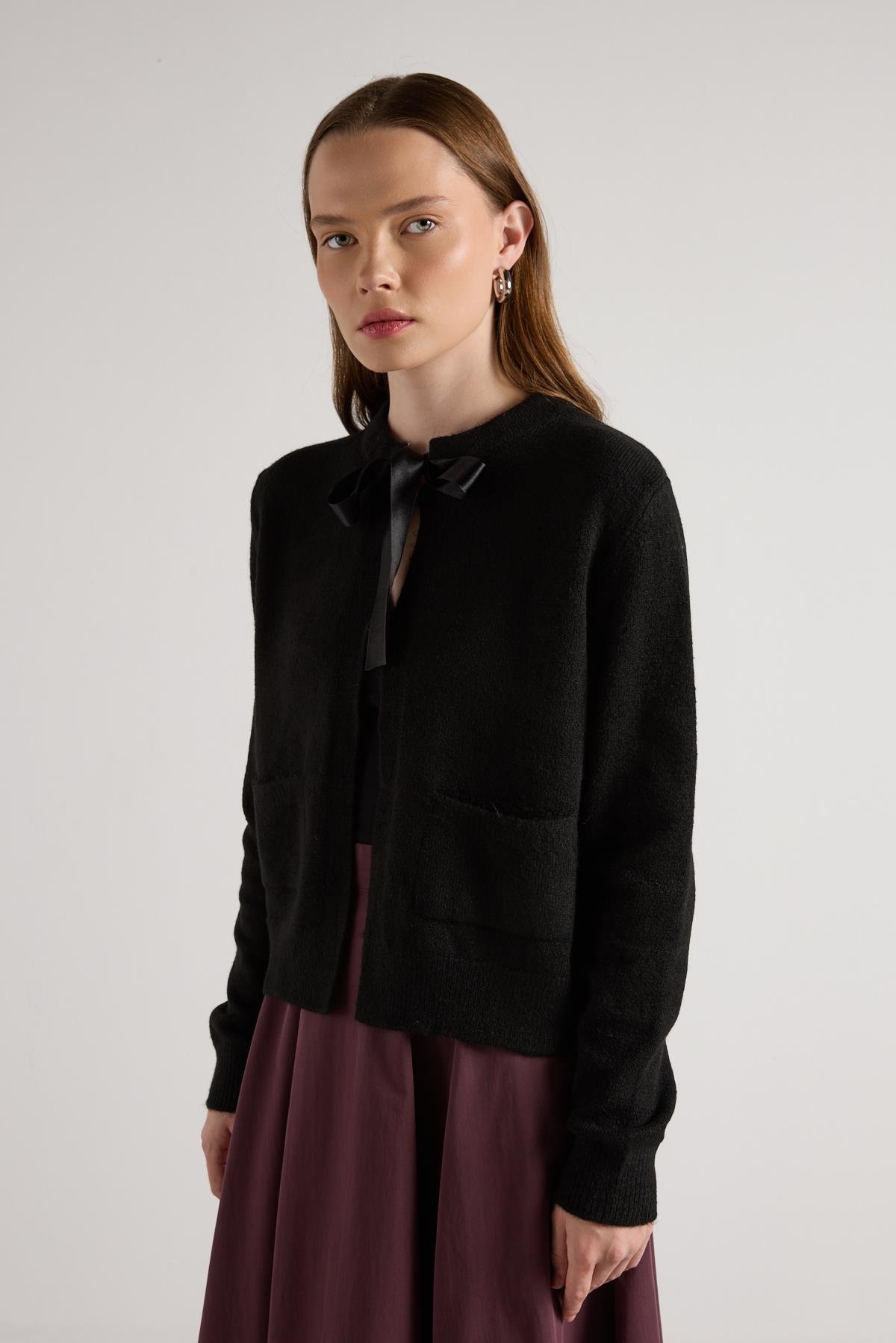 Kadın Siyah Kurdela Detaylı Kısa Tasarım Hırka 30034