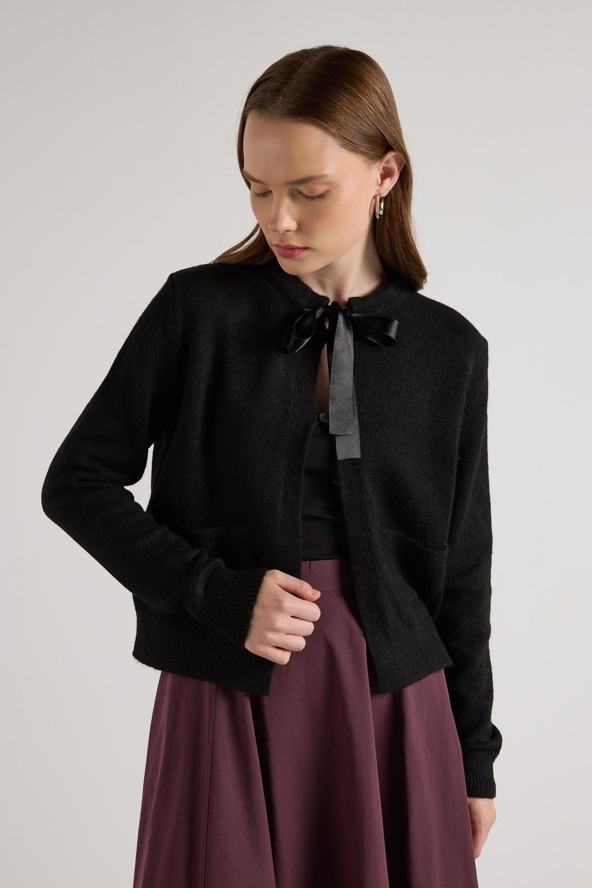 Kadın Siyah Kurdela Detaylı Kısa Tasarım Hırka 30034