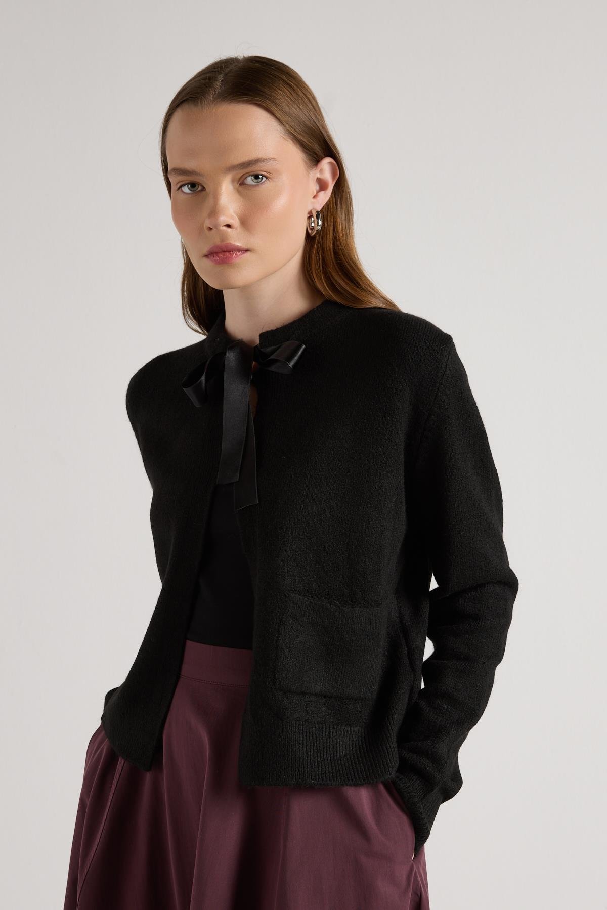 Kadın Siyah Kurdela Detaylı Kısa Tasarım Hırka 30034