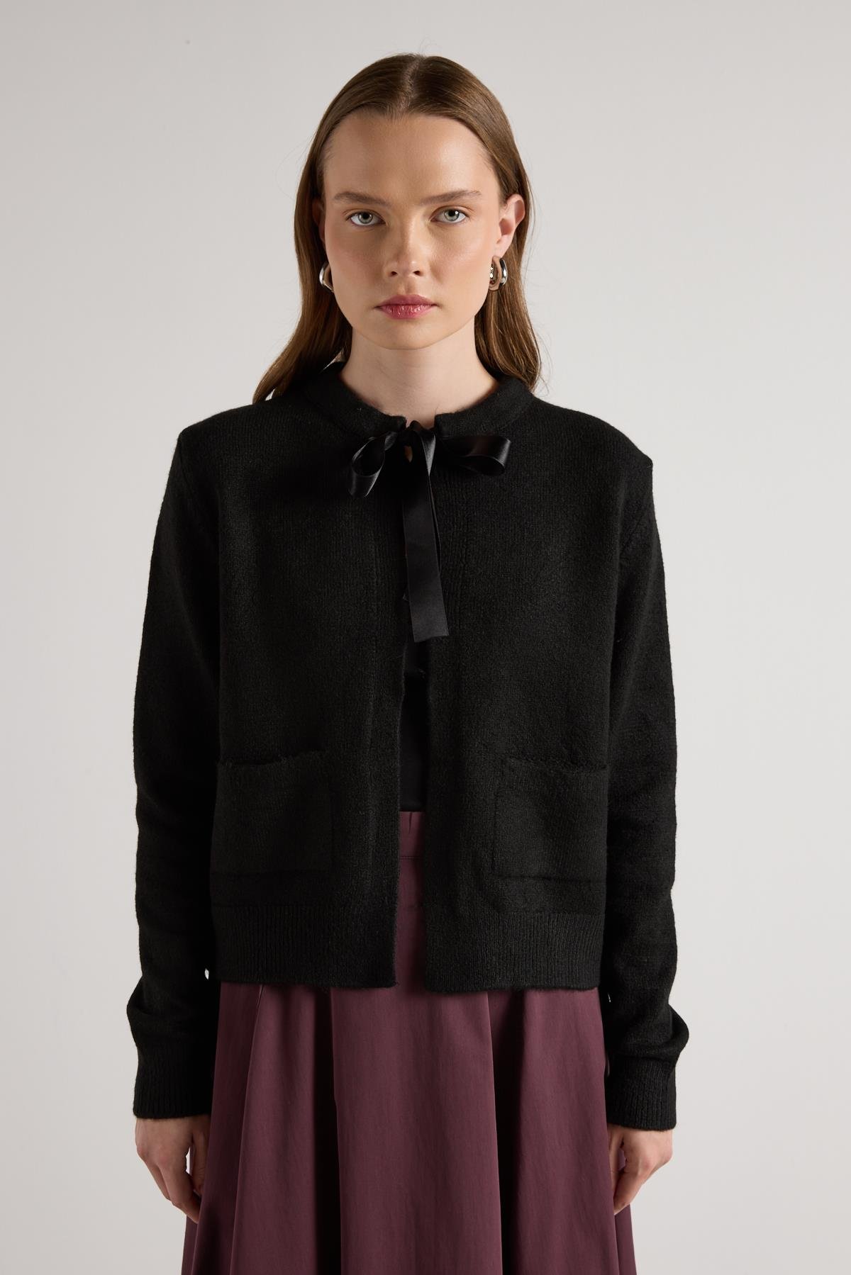 Kadın Siyah Kurdela Detaylı Kısa Tasarım Hırka 30034