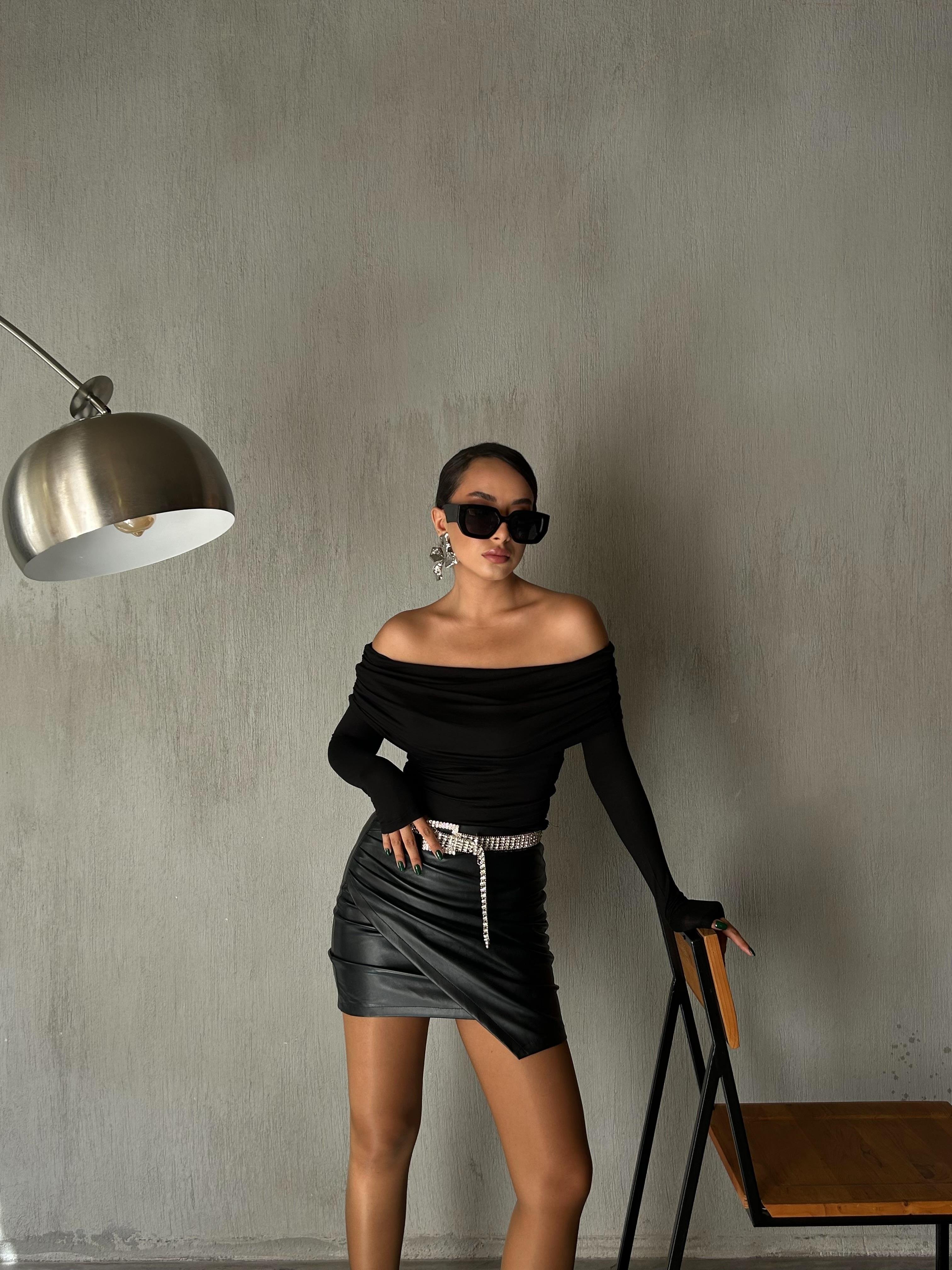 Kadın Siyah Madonna Yaka Likralı Viskon Uzun Kollu Bluz 28218