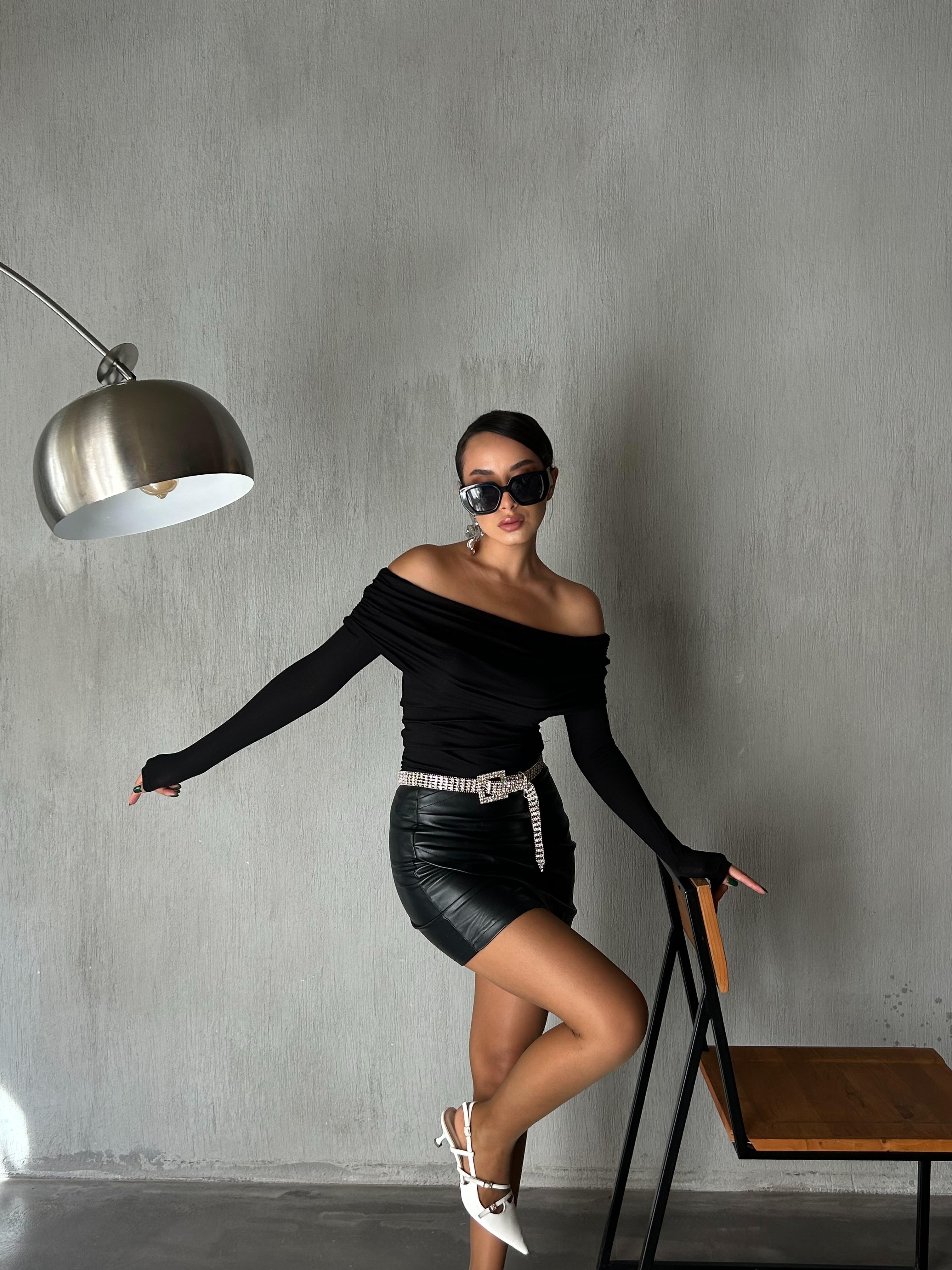 Kadın Siyah Madonna Yaka Likralı Viskon Uzun Kollu Bluz 28218