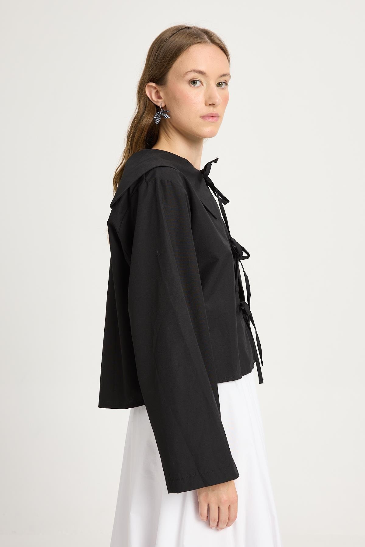 Kadın Siyah Poplin Kumaş Önden Bağlamalı Yaka Detaylı Bluz 30012