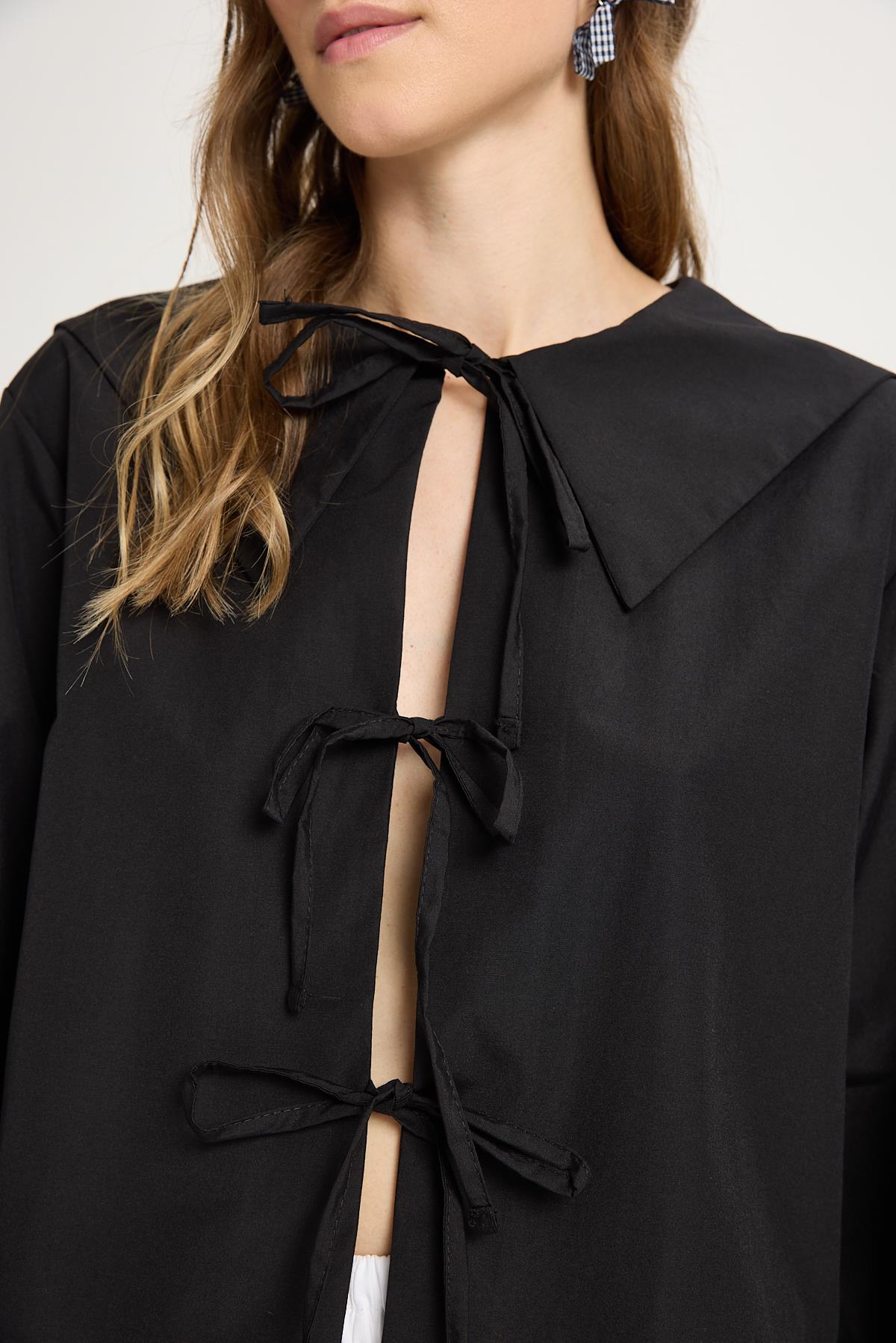 Kadın Siyah Poplin Kumaş Önden Bağlamalı Yaka Detaylı Bluz 30012