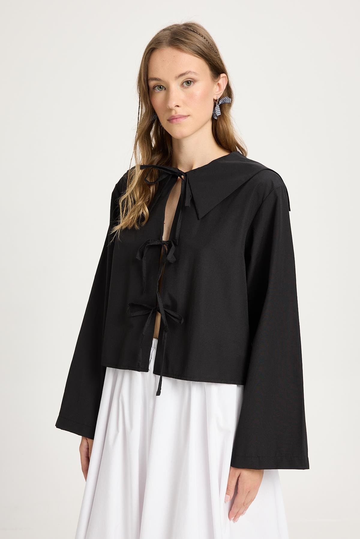 Kadın Siyah Poplin Kumaş Önden Bağlamalı Yaka Detaylı Bluz 30012