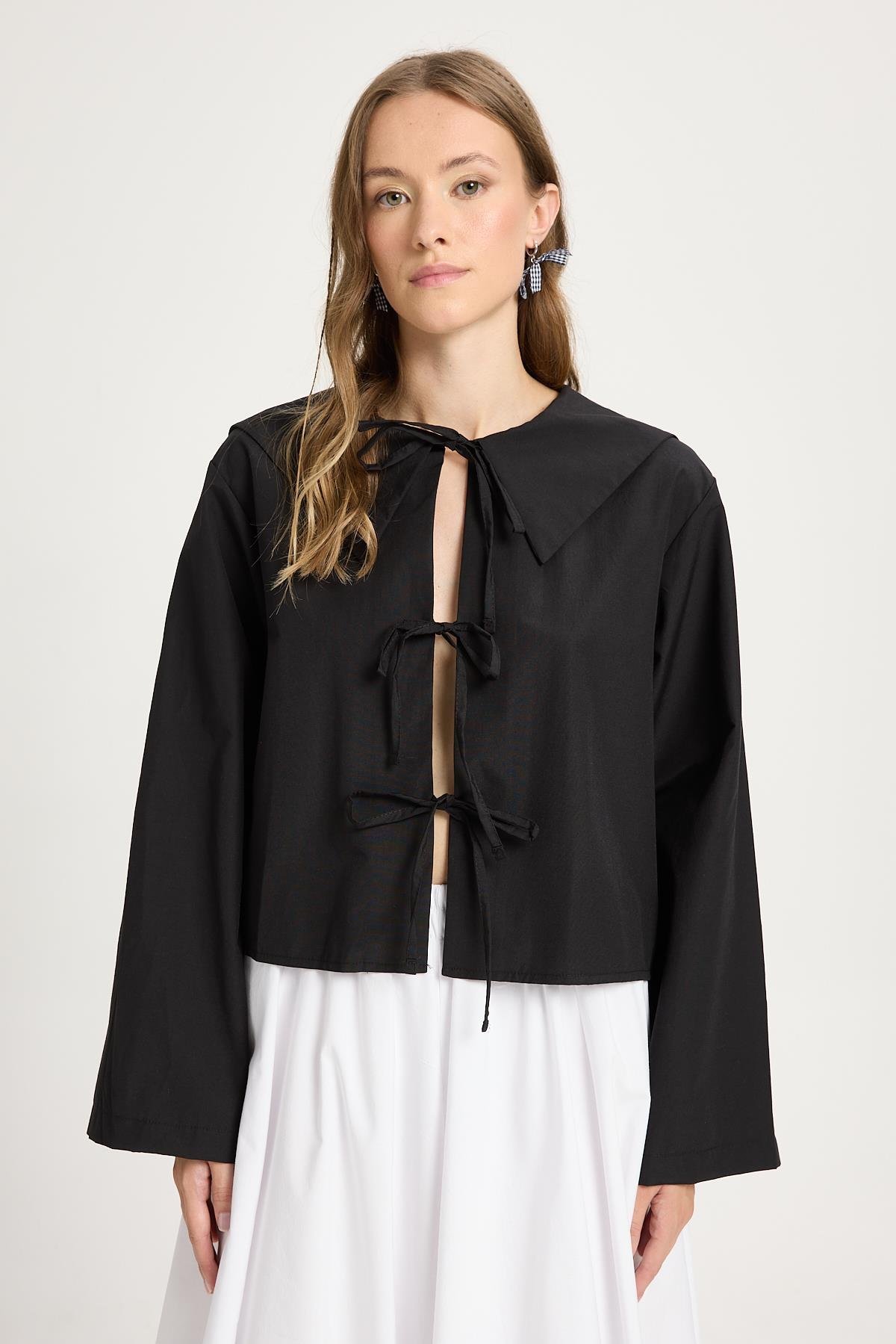 Kadın Siyah Poplin Kumaş Önden Bağlamalı Yaka Detaylı Bluz 30012