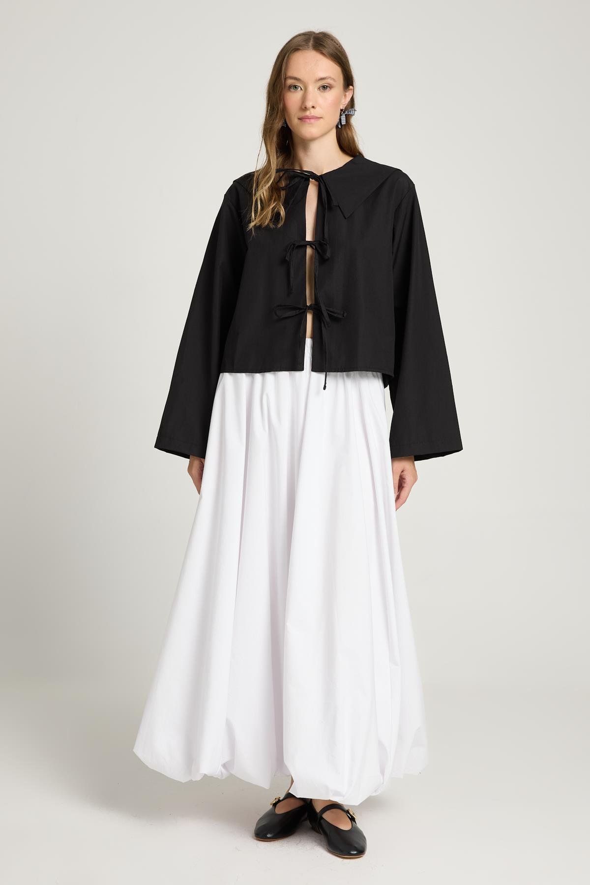 Kadın Siyah Poplin Kumaş Önden Bağlamalı Yaka Detaylı Bluz 30012