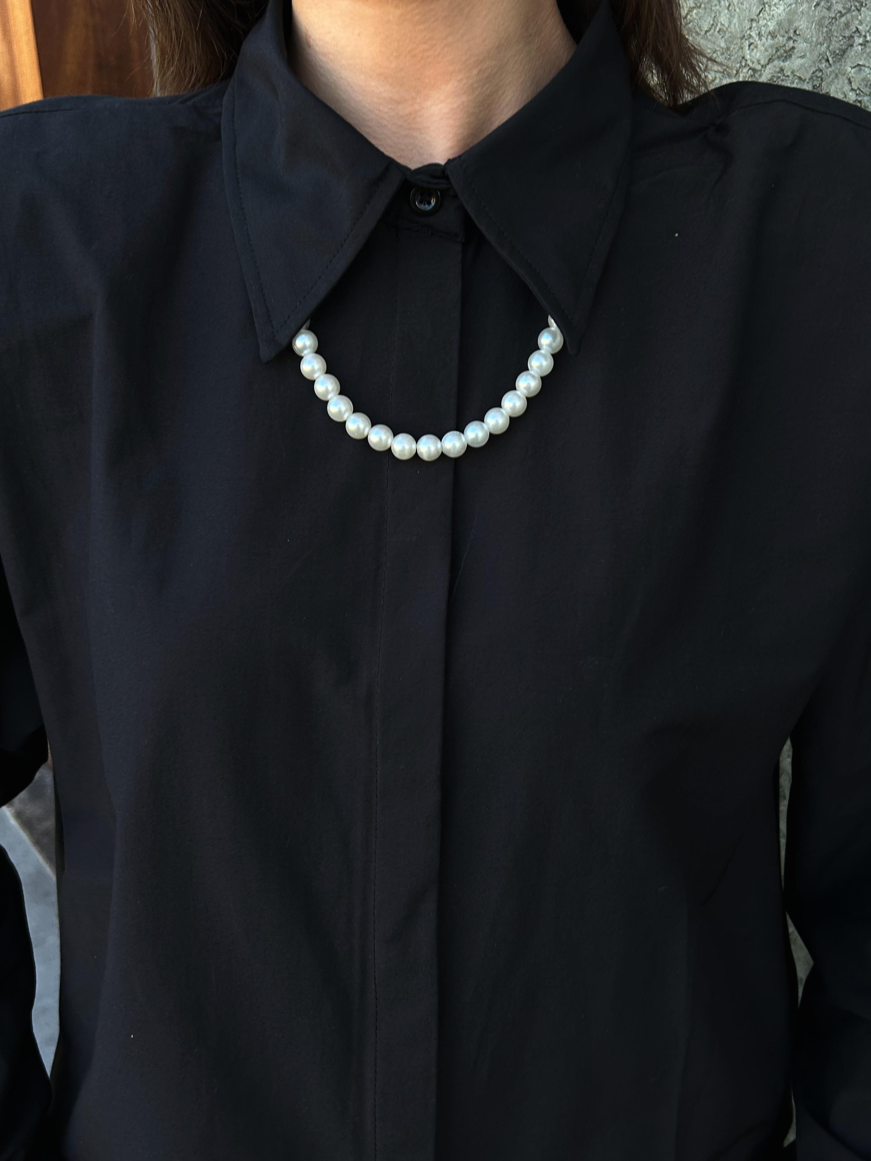 Kadın Siyah Poplin Vatkalı İnci Kolye Detaylı %100 Pamuk Gömlek 29016