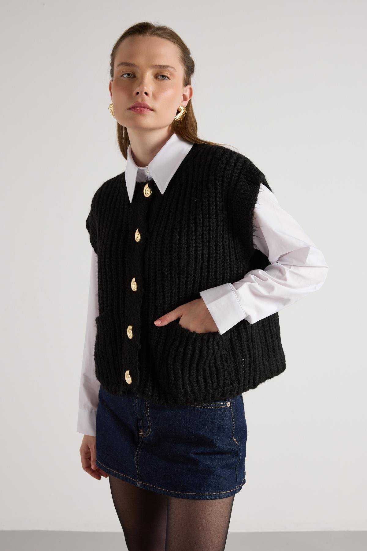 Kadın Siyah Saç Örgü Düğme Detaylı Triko Yelek 5584