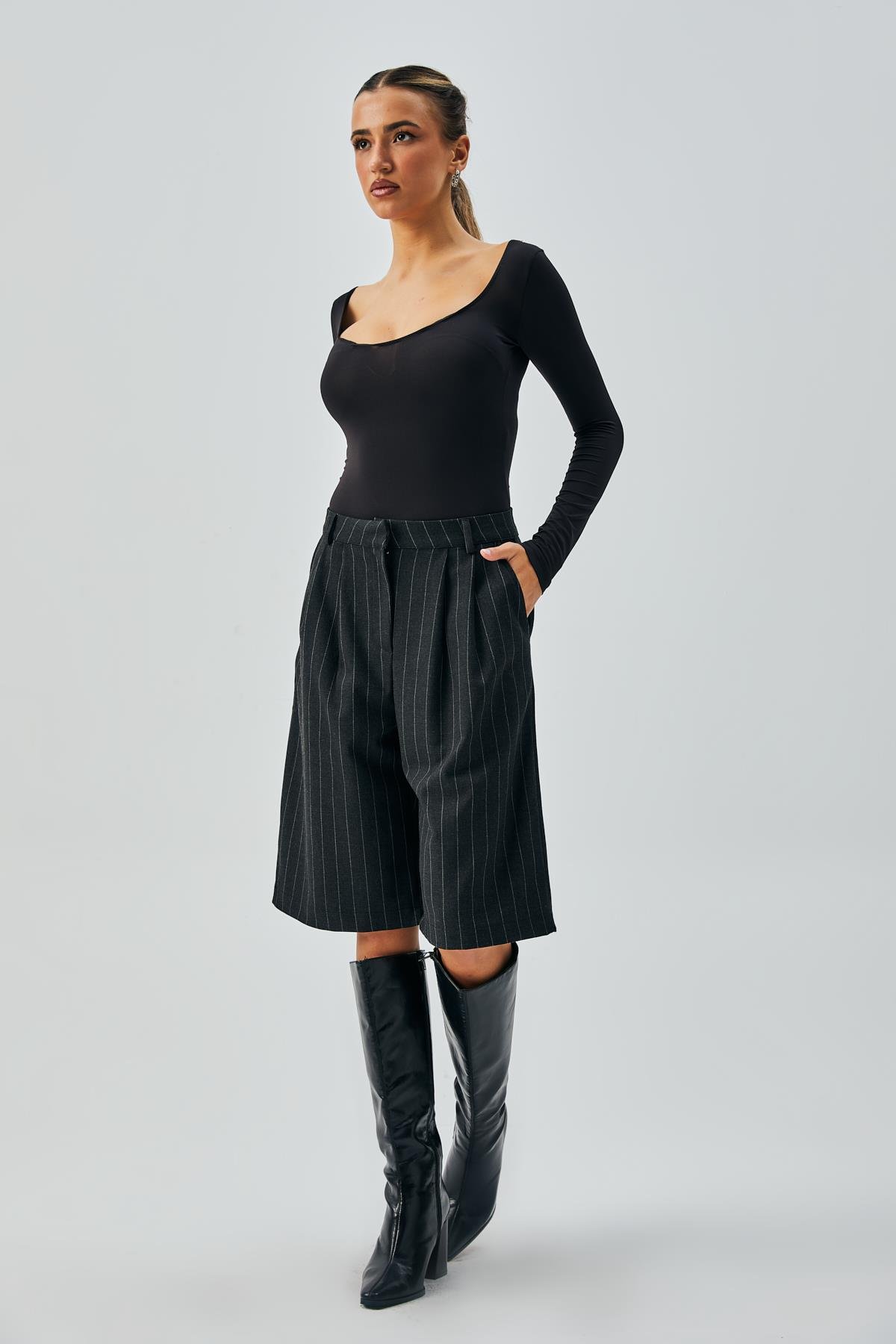 Kadın Siyah Yün Poliviskon Çizgili Bermuda Şort 28237