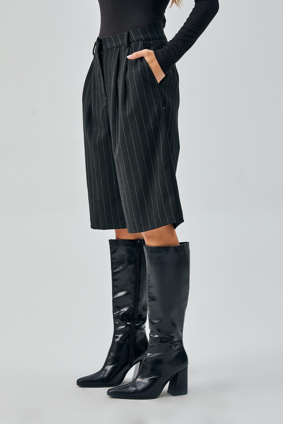 Kadın Siyah Yün Poliviskon Çizgili Bermuda Şort 28237