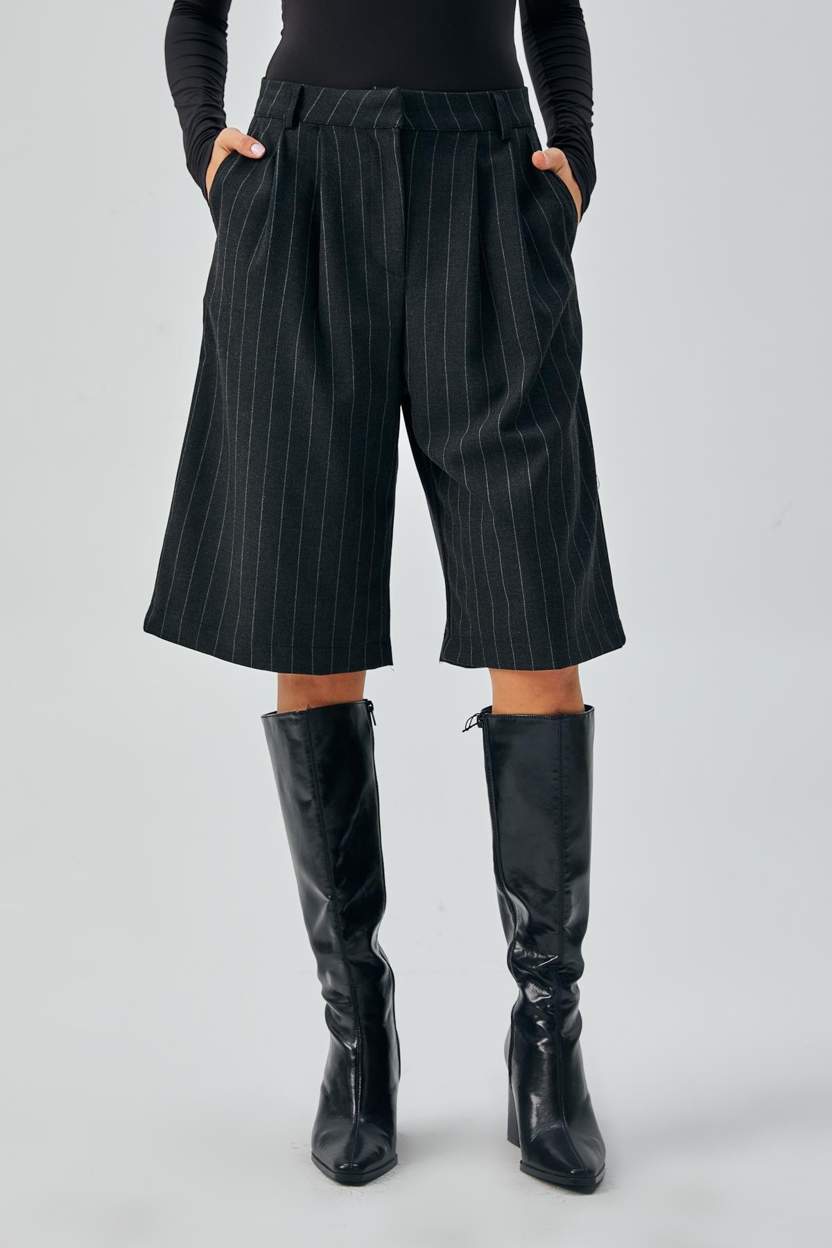 Kadın Siyah Yün Poliviskon Çizgili Bermuda Şort 28237