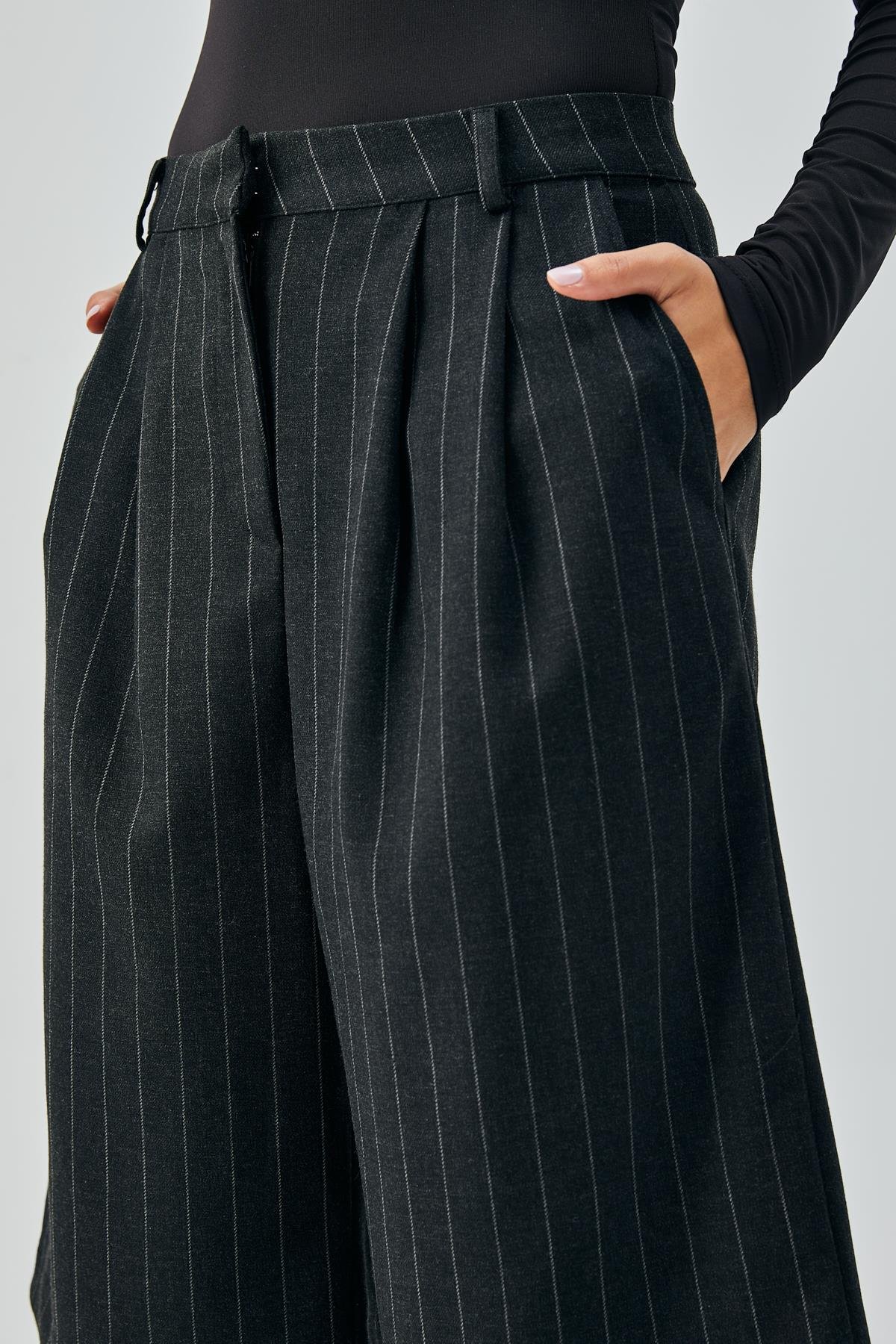 Kadın Siyah Yün Poliviskon Çizgili Bermuda Şort 28237