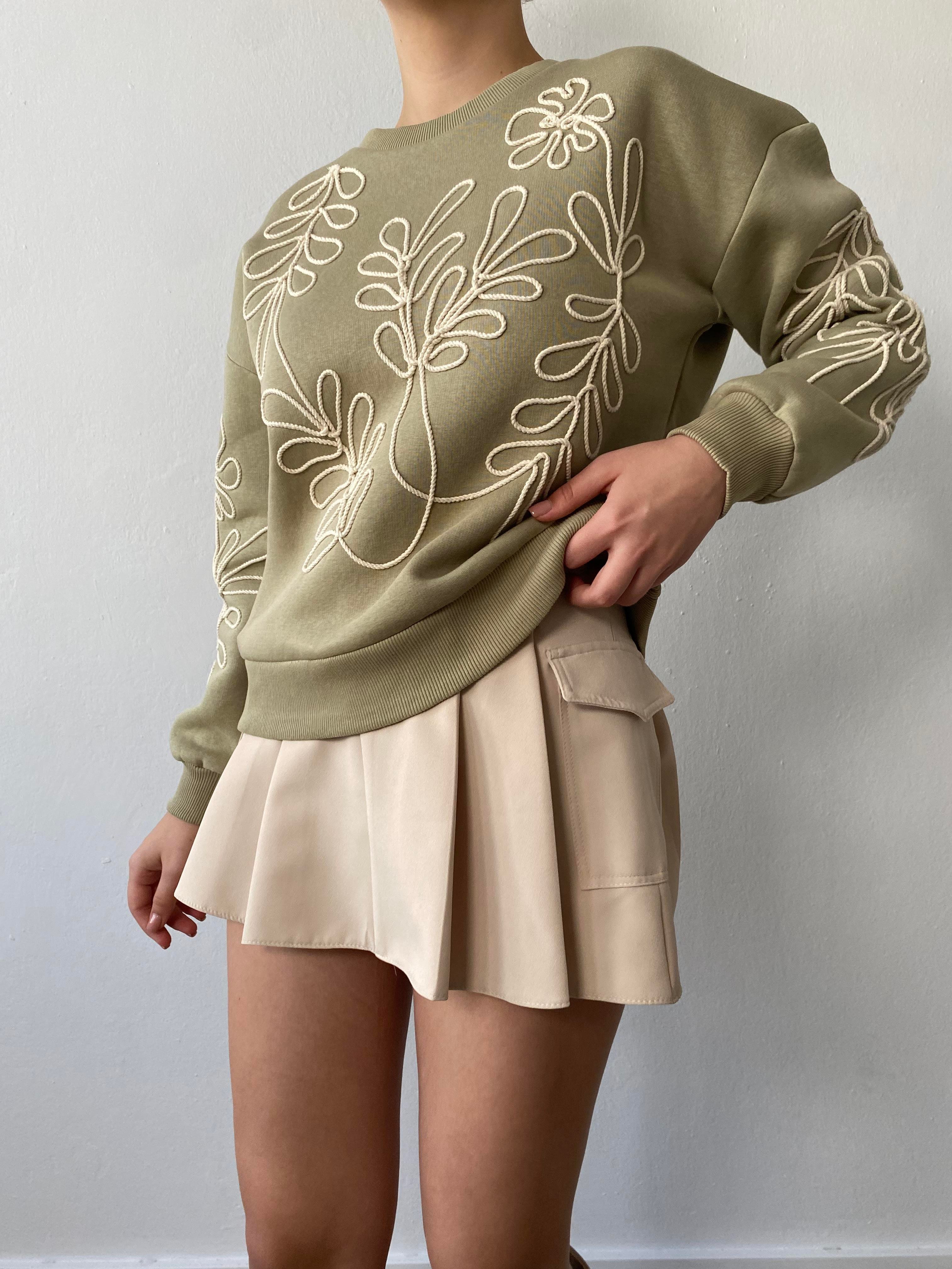 Küf Yeşili Nakışlı Kısa Sweatshirt 26071