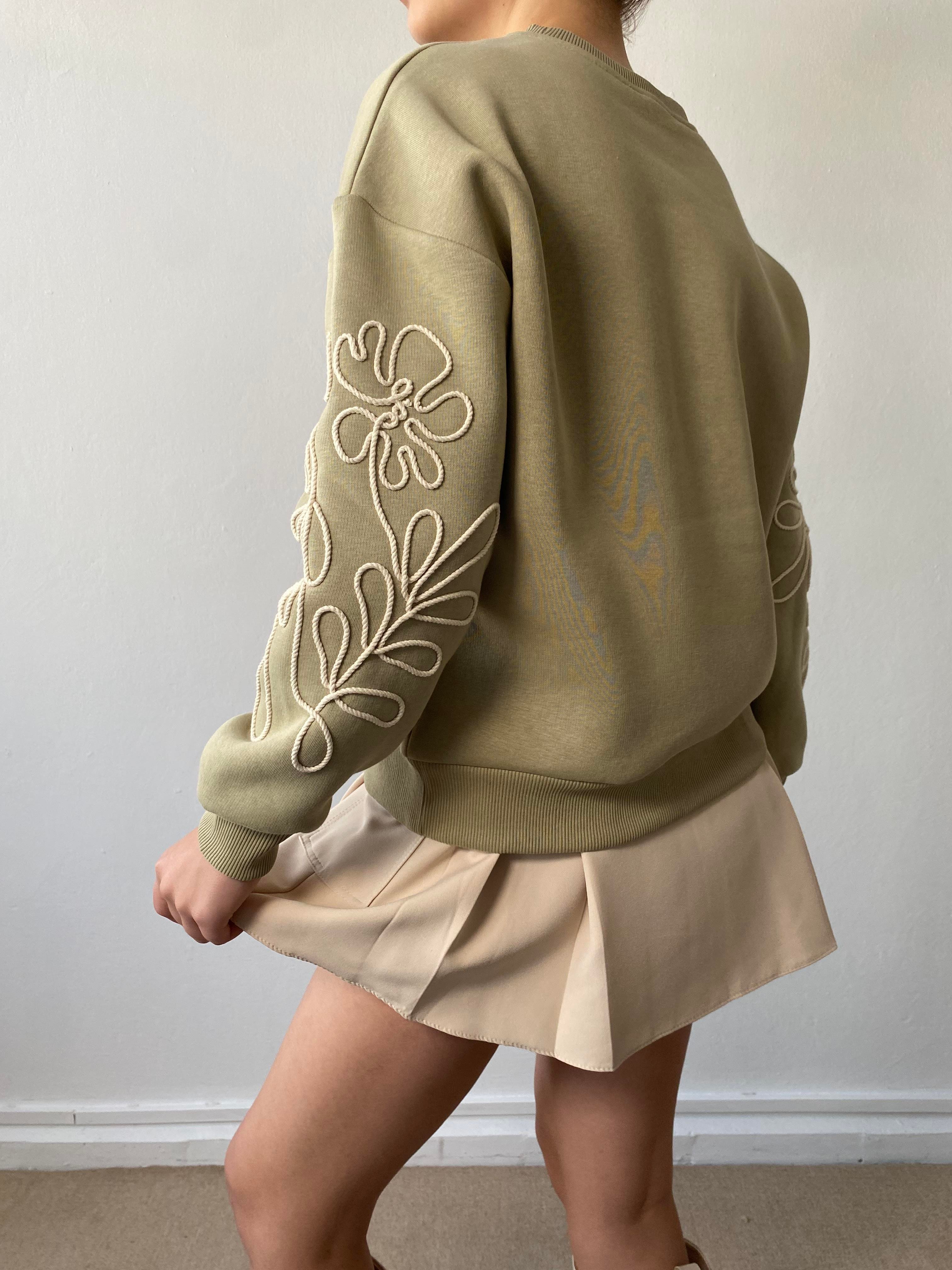 Küf Yeşili Nakışlı Kısa Sweatshirt 26071