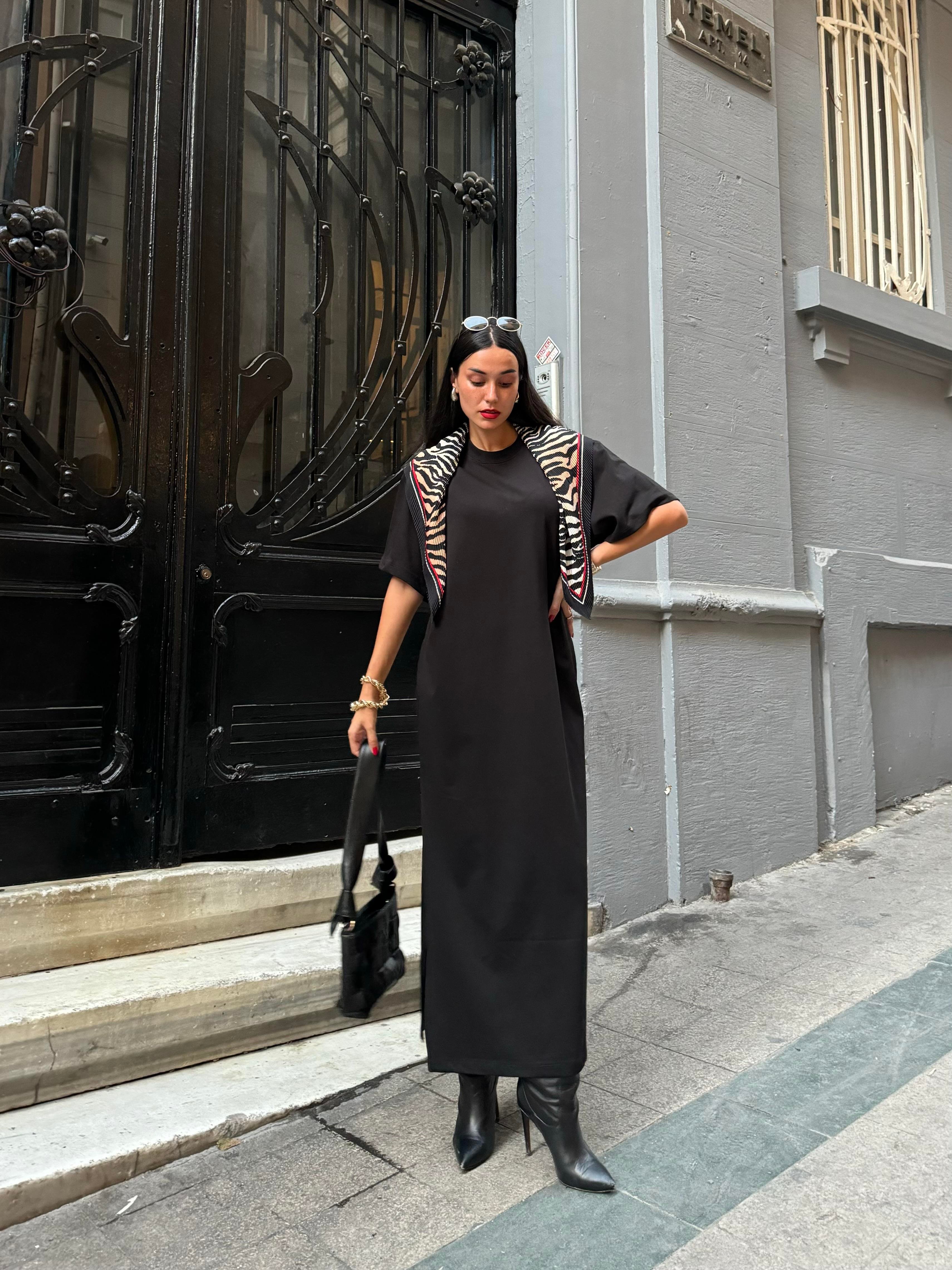 Siyah Yanları Yırtmaçlı Penye Elbise 27365