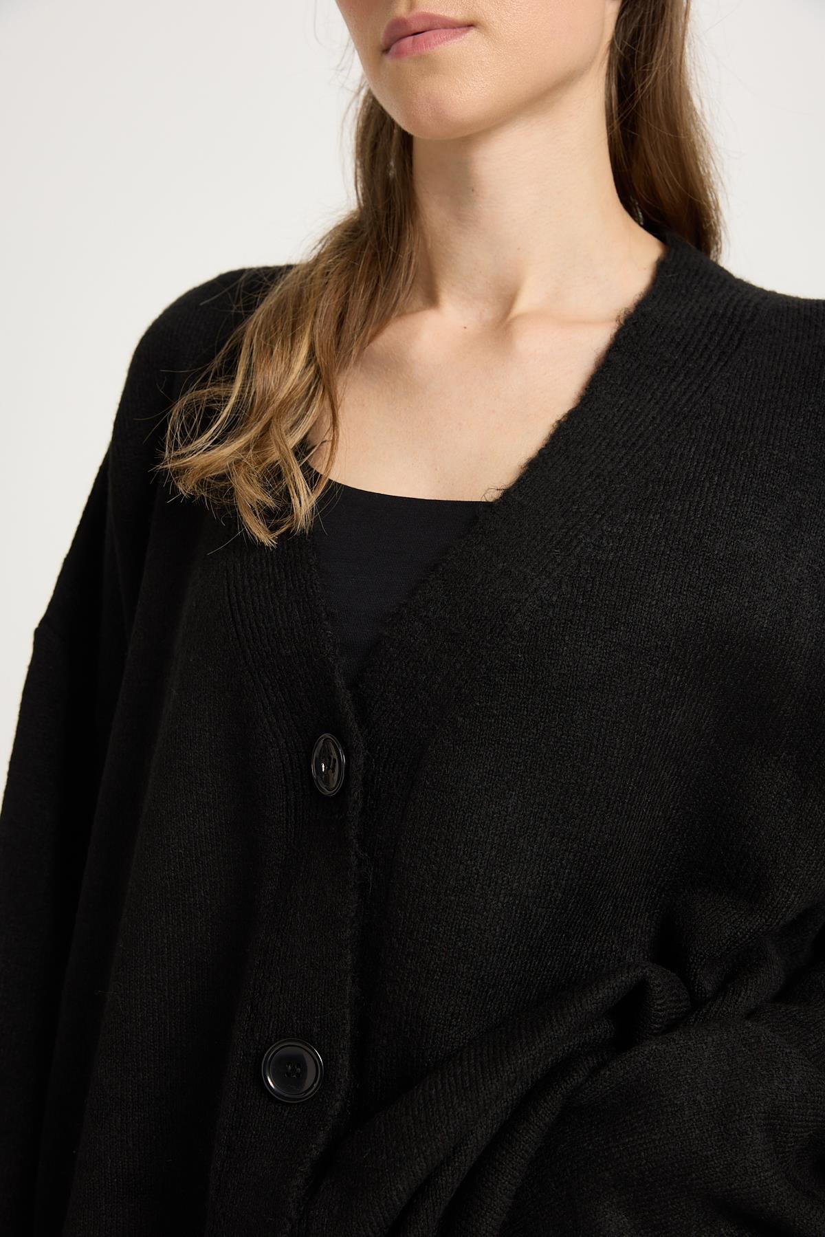 Siyah Yumoş V Yaka Düğmeli Oversize Triko Hırka 24106