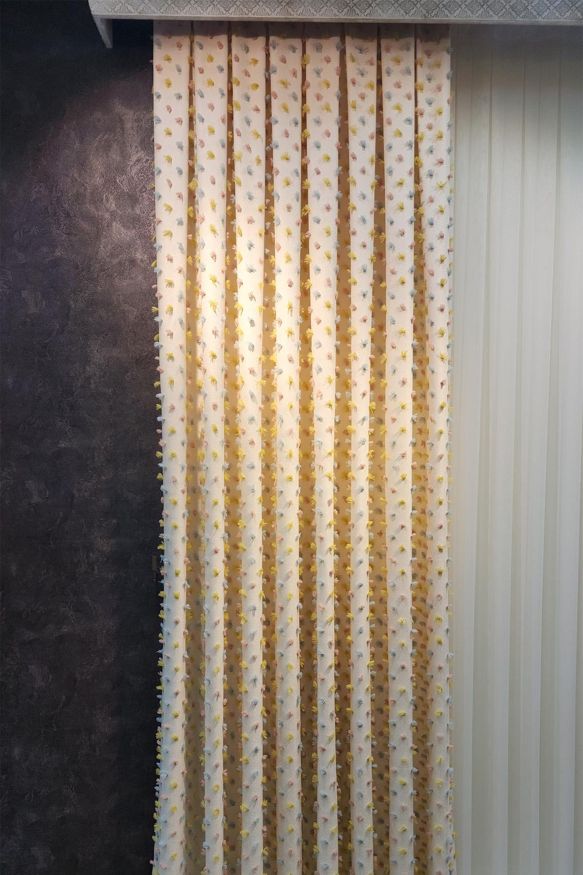 Pastel Püsküllü Fon Perde Krem Renk - Modern ve Neşeli Tasarım