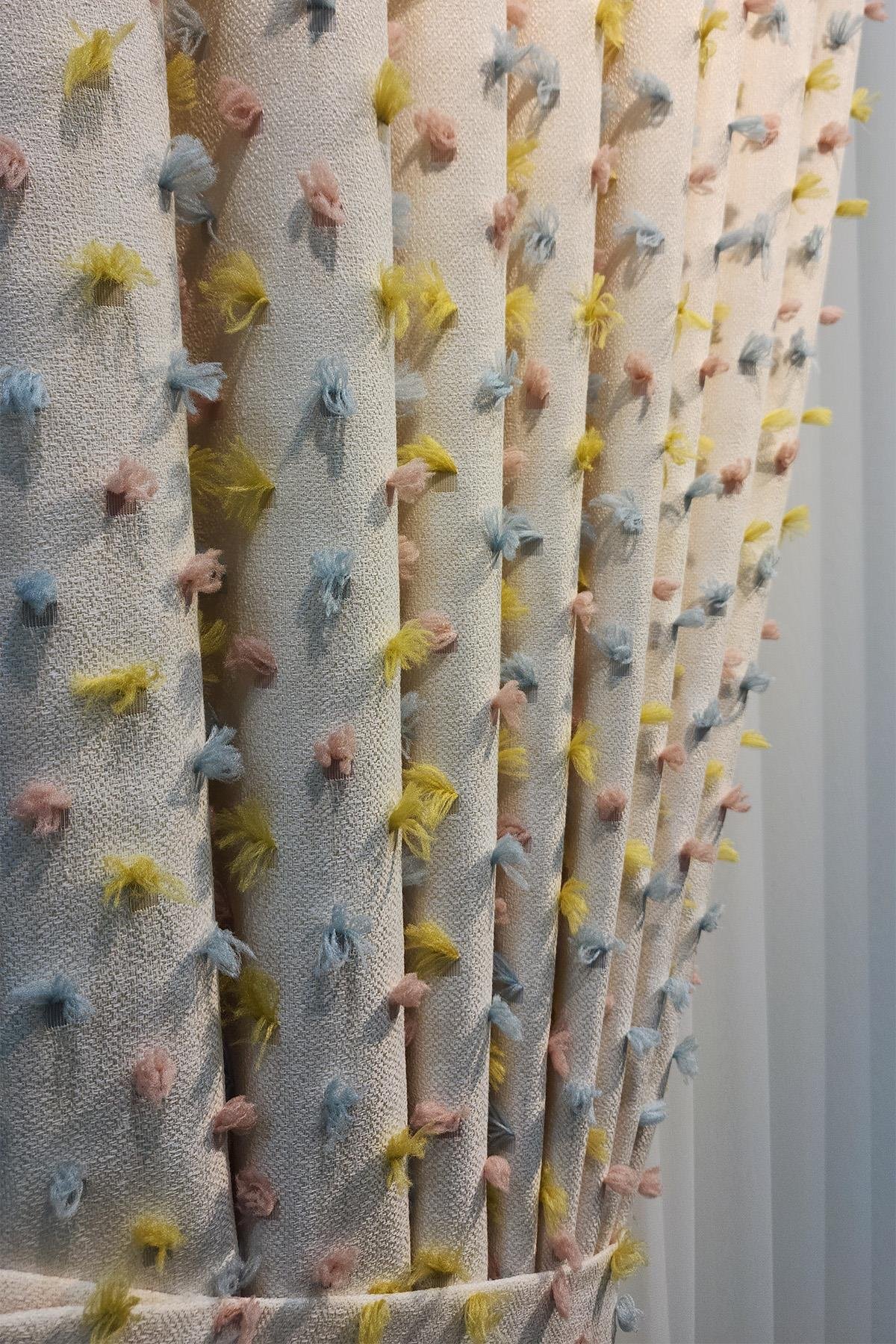 Pastel Püsküllü Fon Perde Krem Renk - Modern ve Neşeli Tasarım