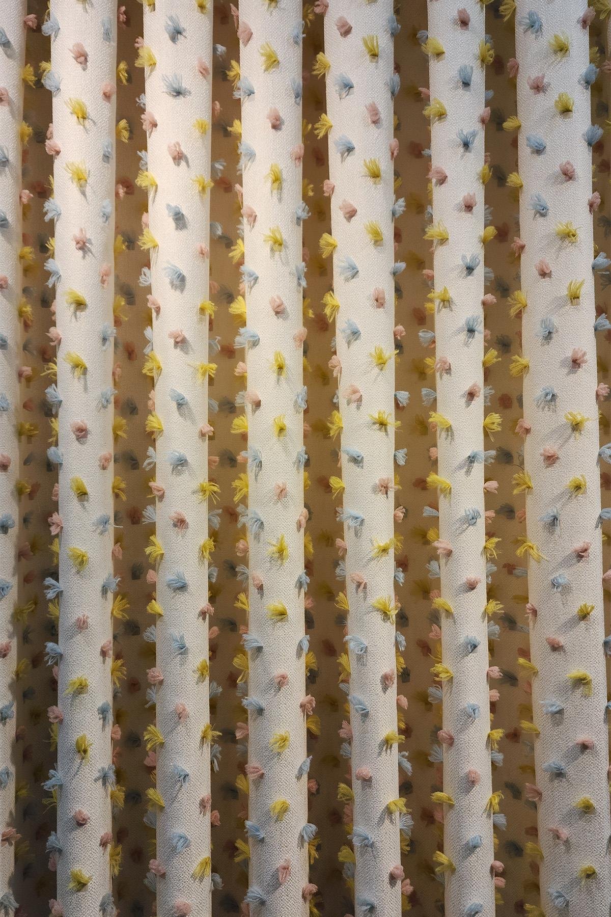 Pastel Püsküllü Fon Perde Krem Renk - Modern ve Neşeli Tasarım