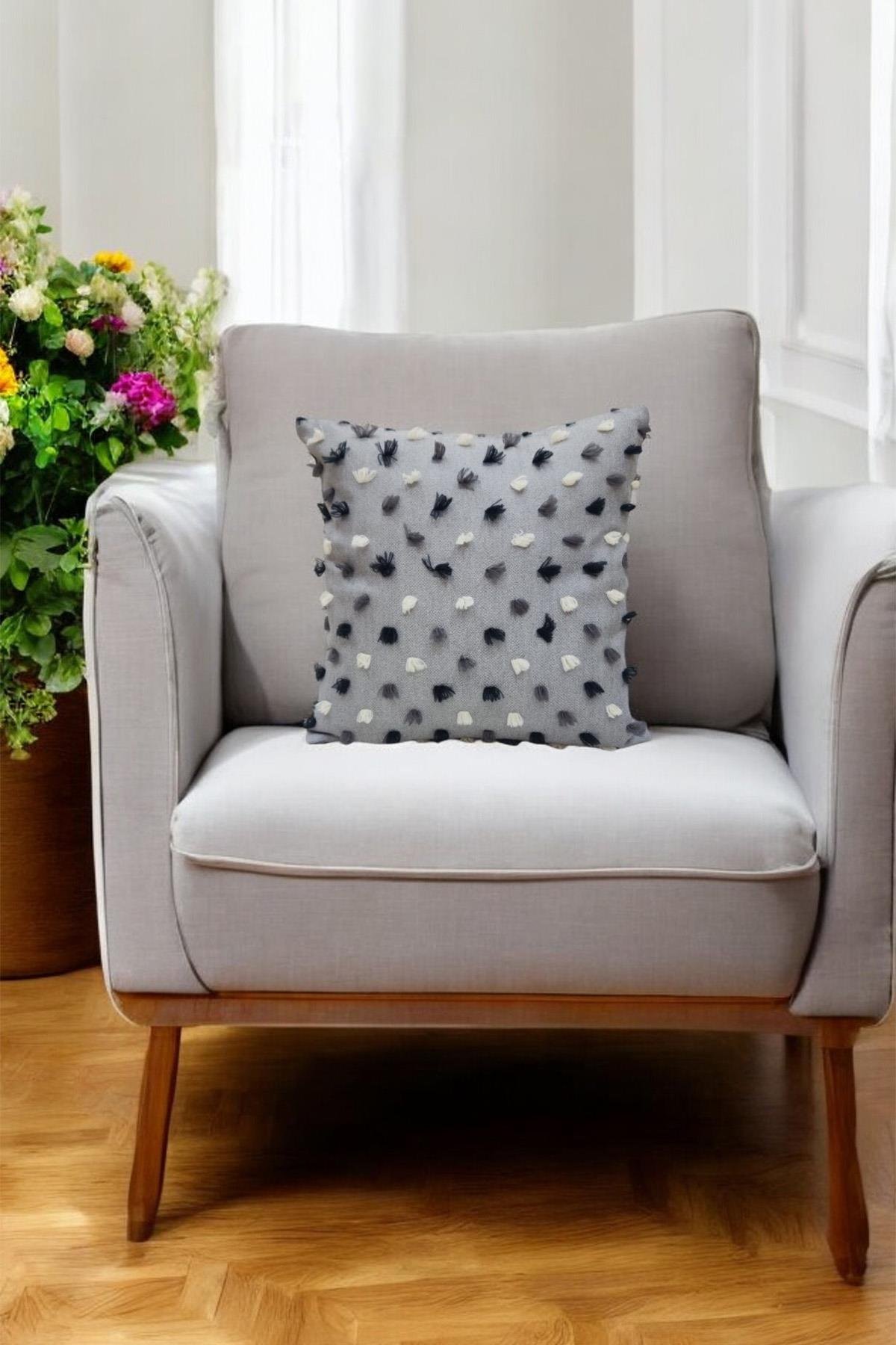 Pastel Püsküllü Kırlent Kılıfı Gri Renk -43x43cm - Modern ve Neşeli Tasarım