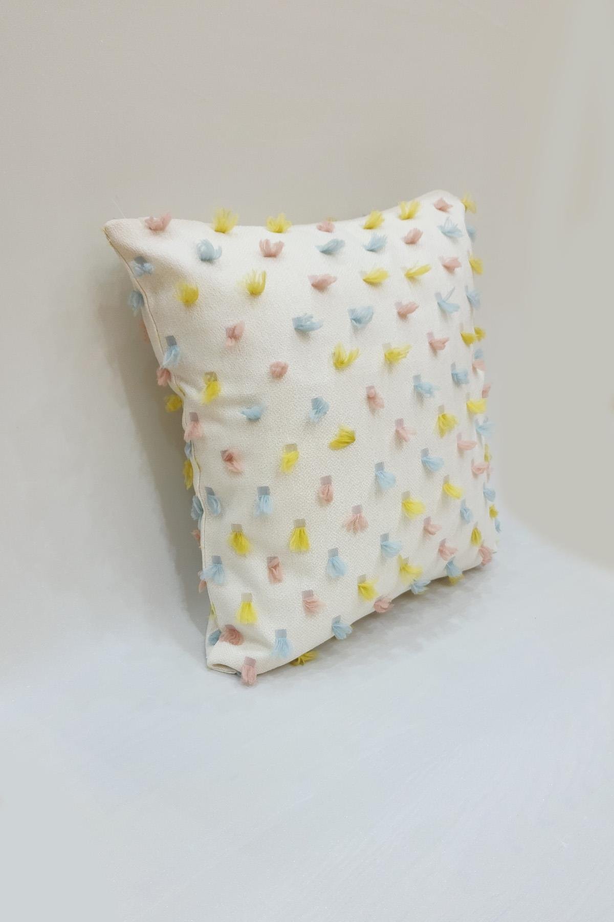 Pastel Püsküllü Kırlent Kılıfı Krem Renk -43x43cm - Modern ve Neşeli Tasarım