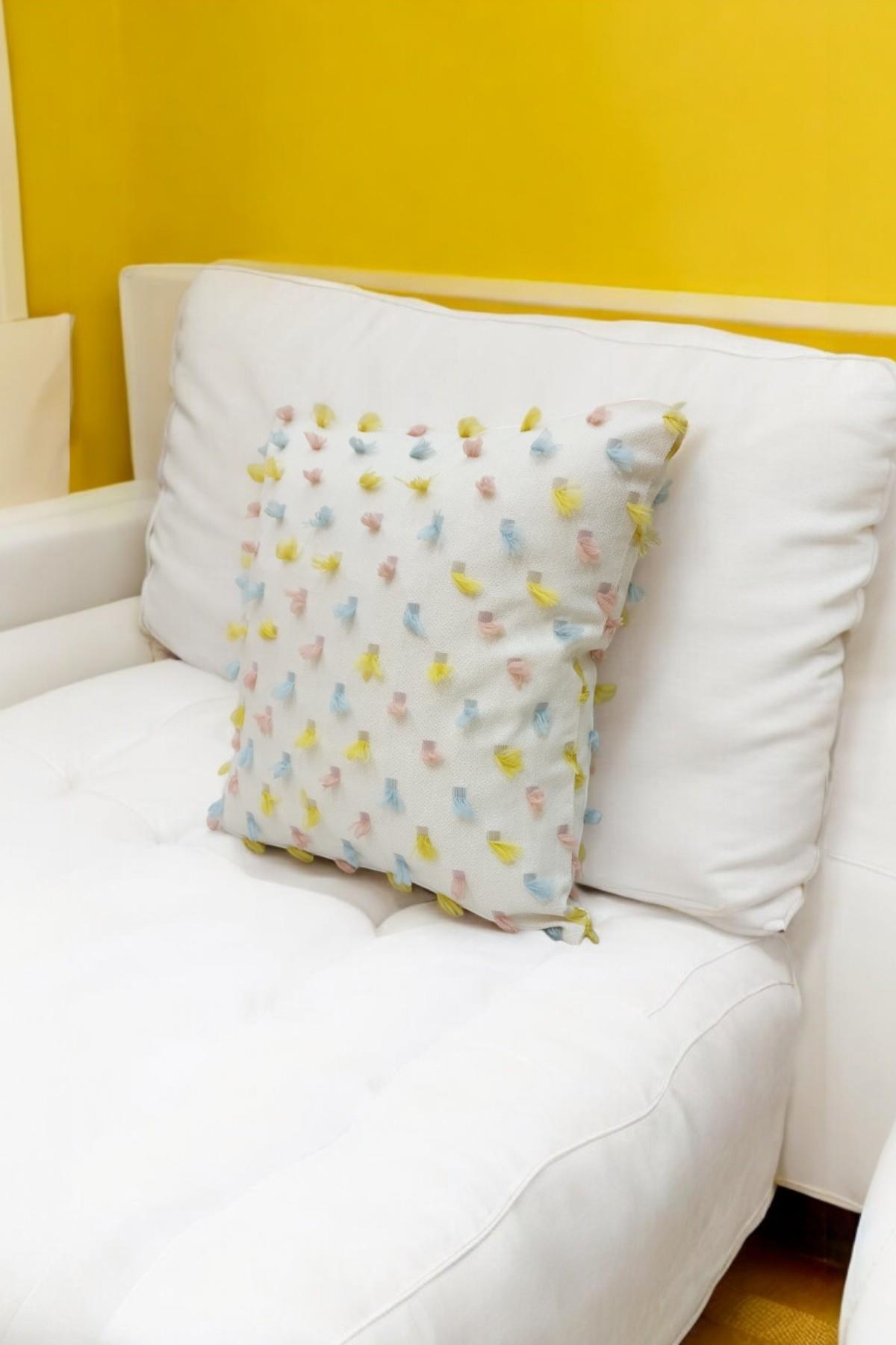 Pastel Püsküllü Kırlent Kılıfı Krem Renk -43x43cm - Modern ve Neşeli Tasarım