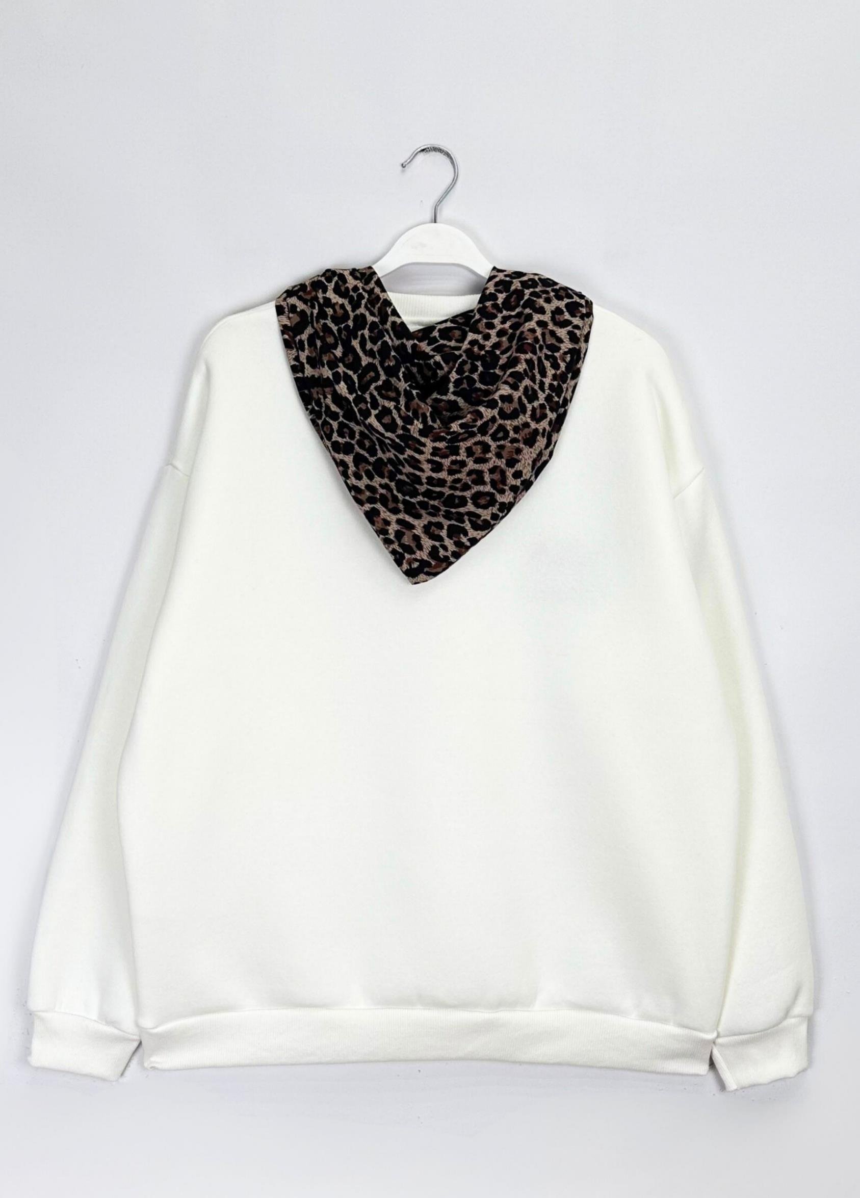 Leopar Desenli Fularlı Sweat Beyaz 