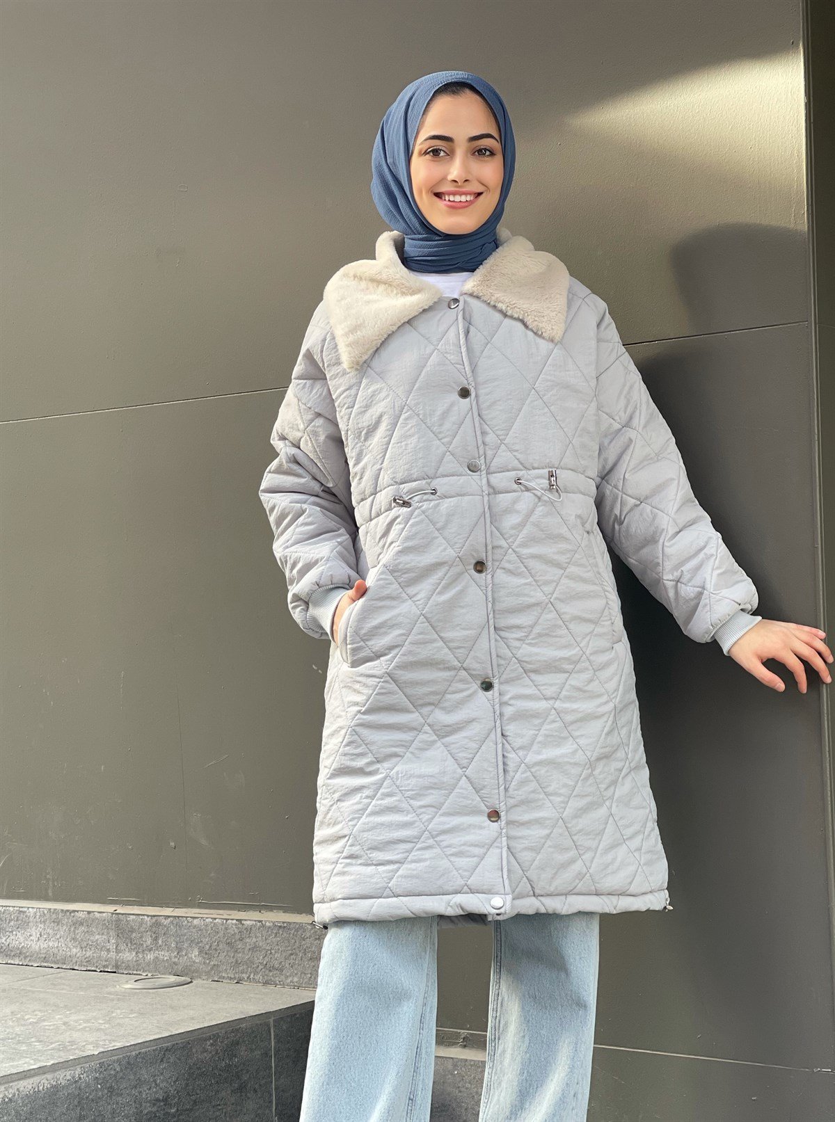 Yakası Kürklü Mont Gri