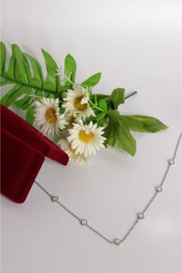 Beyaz Renk Minimal Yonca Model Kolye