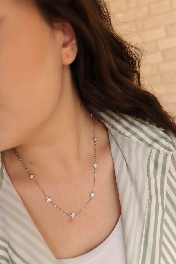Beyaz Renk Minimal Yonca Model Kolye