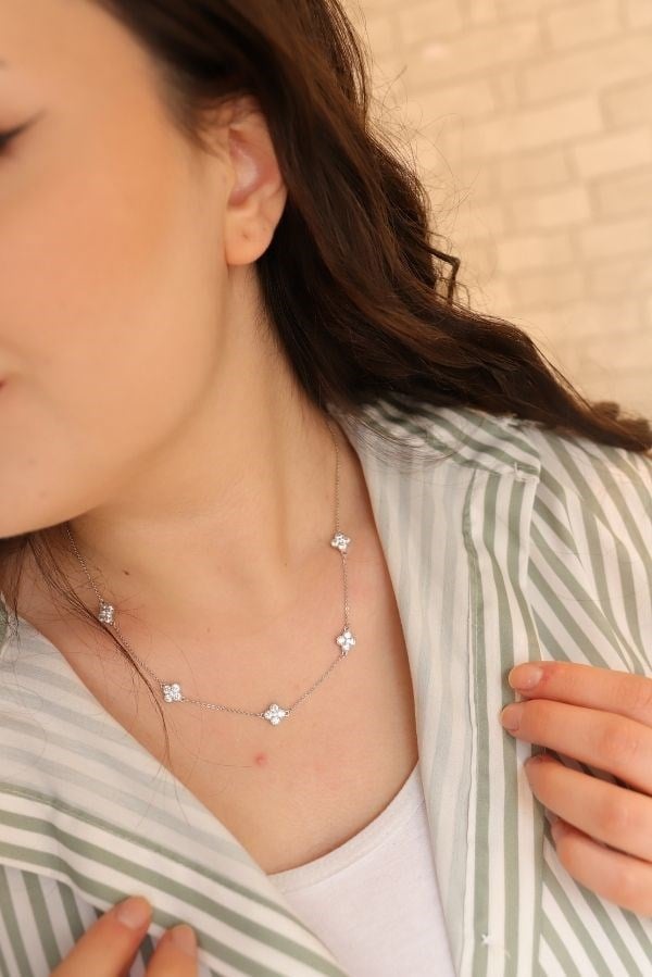 Gümüş Renk Çiçek Model Taşlı Minimal Kolye