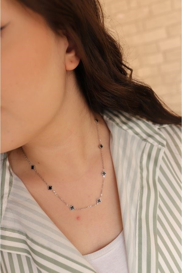 Siyah Renk Minimal Yonca Model Kolye