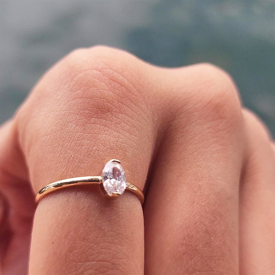 Huma GoldGÜMÜŞ0,50 CT Mekik Pırlanta (Sıgnty)Tektaş Modern Tasarım Gümüş Yüzük-Mekik Pırlanta Tektaş Gümüş Yüzük