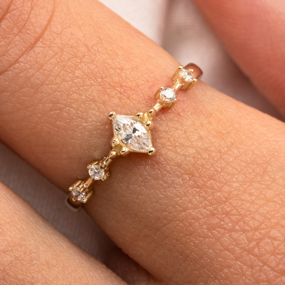 FasekGoldYÜZÜKLERAltın Yüzük - 14 Ayar Altın Fantezi Mekik Swarovski Taşlı Minimal Altın Yüzük - Eşe, Sevgiliye Yüzük