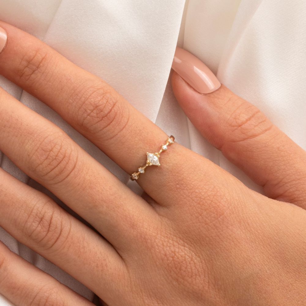 FasekGoldYÜZÜKLERAltın Yüzük - 14 Ayar Altın Fantezi Mekik Swarovski Taşlı Minimal Altın Yüzük - Eşe, Sevgiliye Yüzük